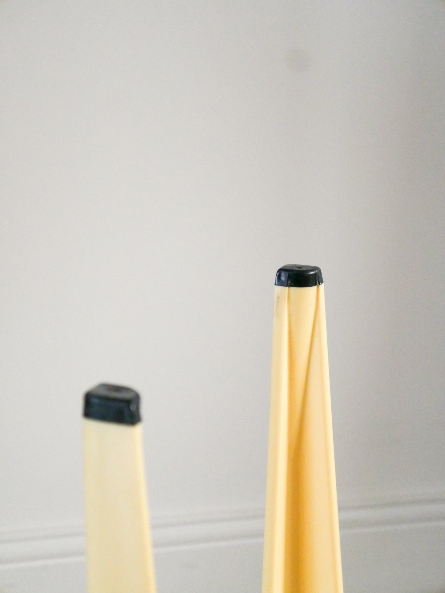 Tabouret tripode en plastique et assise en skaï, Crème et Gris, signé AMI, 1970