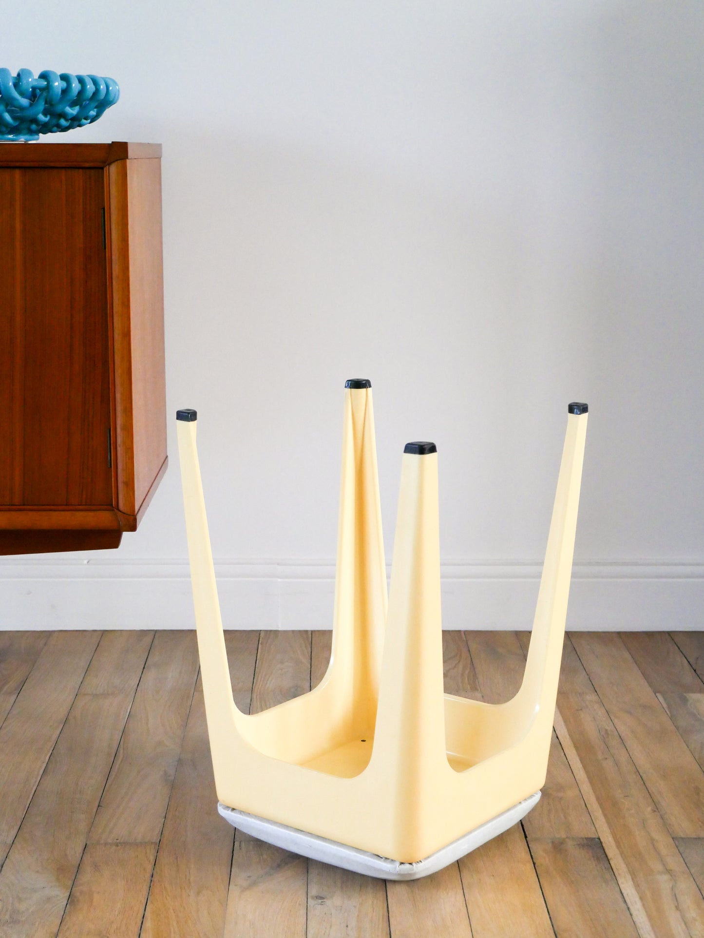 Tabouret tripode en plastique et assise en skaï, Crème et Gris, signé AMI, 1970