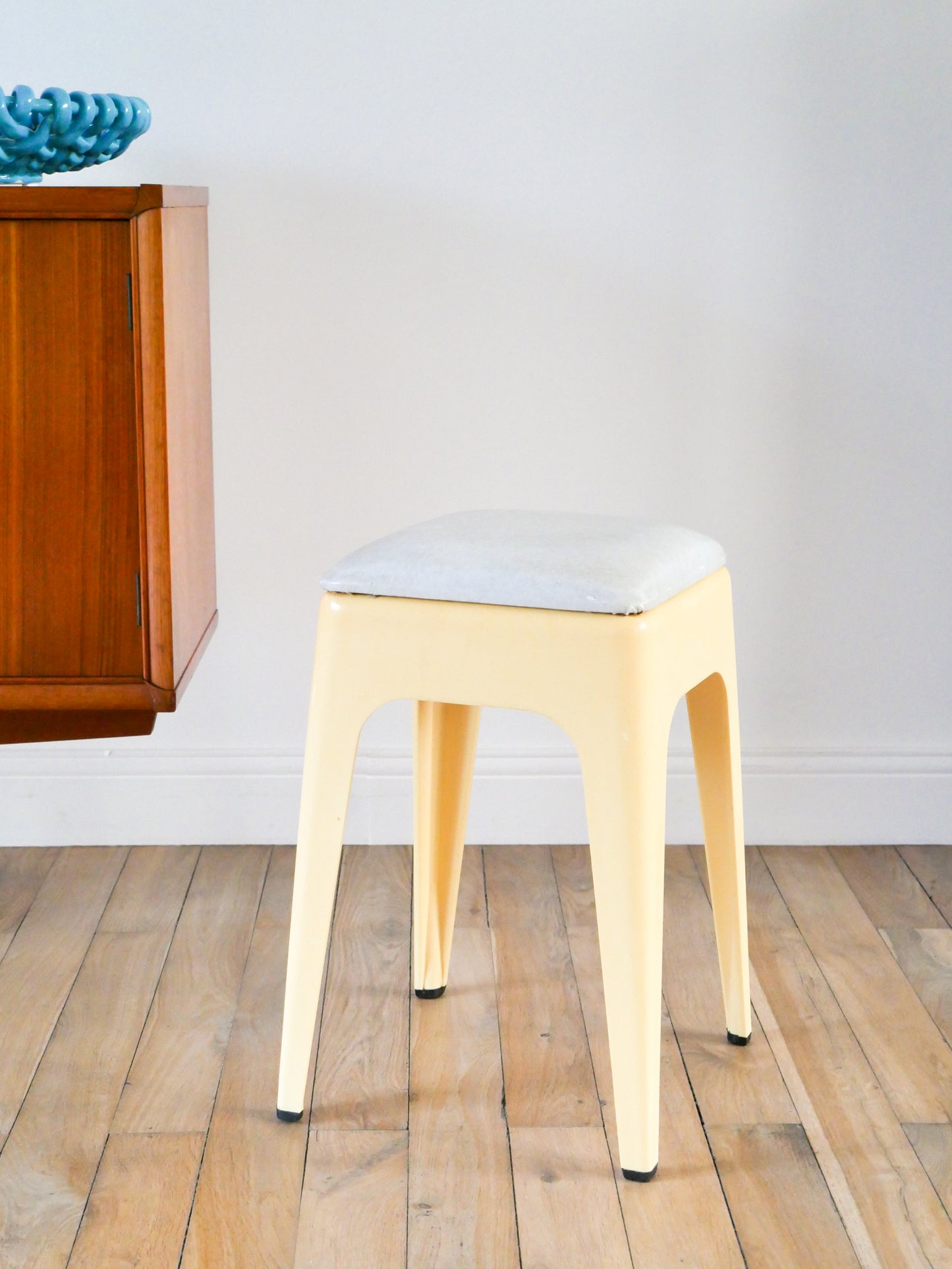 Tabouret tripode en plastique et assise en skaï, Crème et Gris, signé AMI, 1970