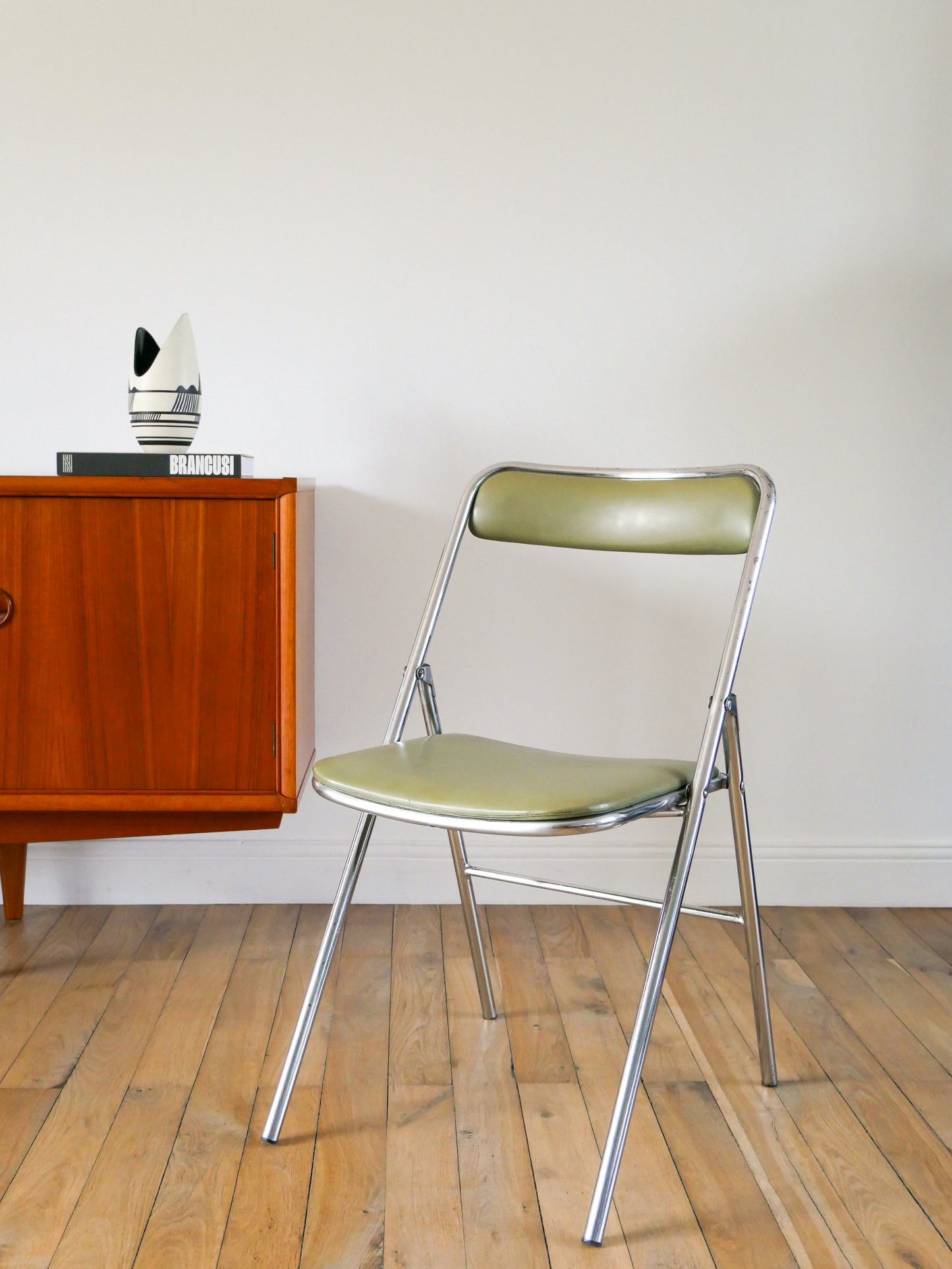 Paire de chaises pliantes en chrome et skaï Vert Amande, Design, 1970