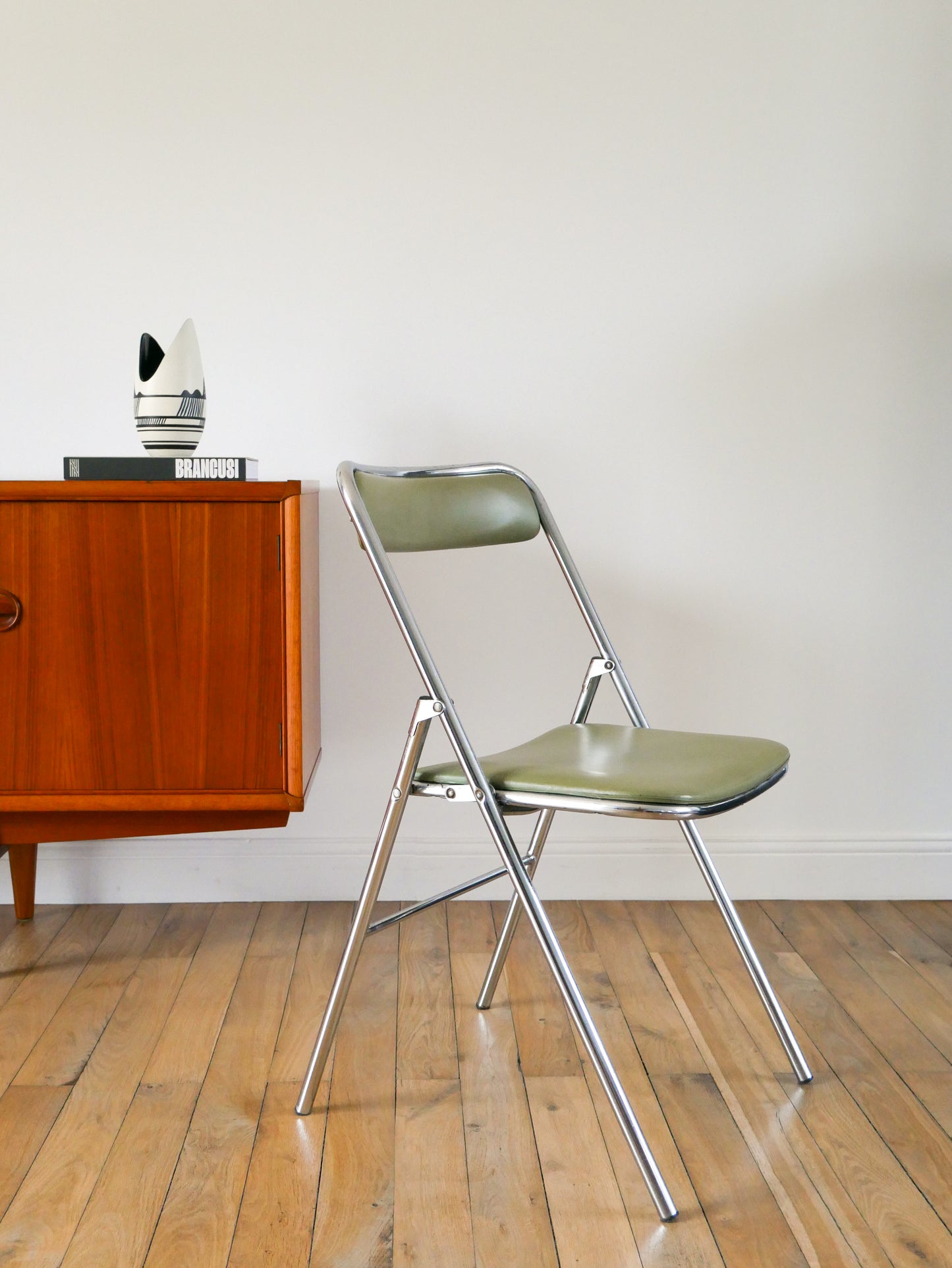 Paire de chaises pliantes en chrome et skaï Vert Amande, Design, 1970