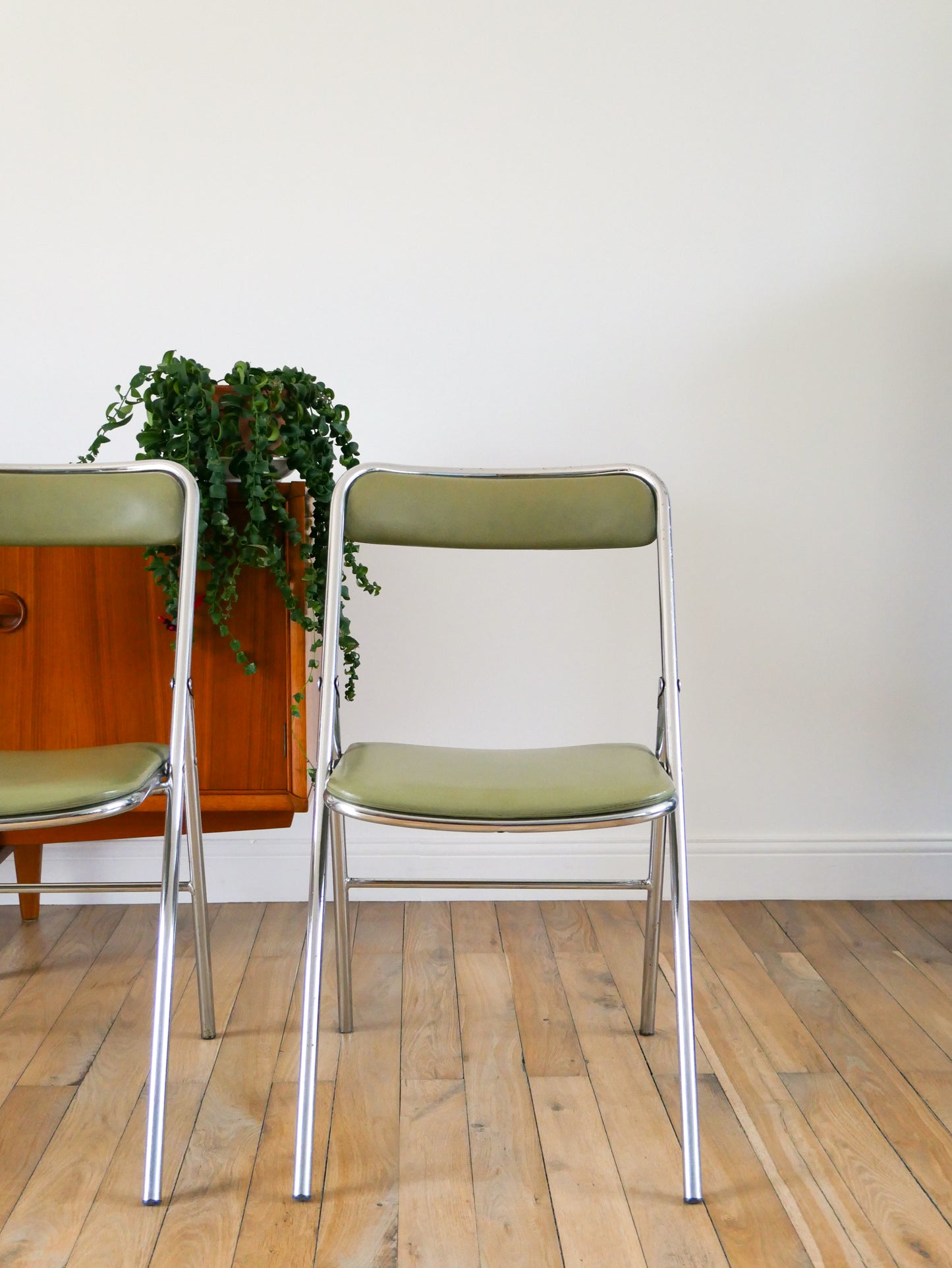 Paire de chaises pliantes en chrome et skaï Vert Amande, Design, 1970