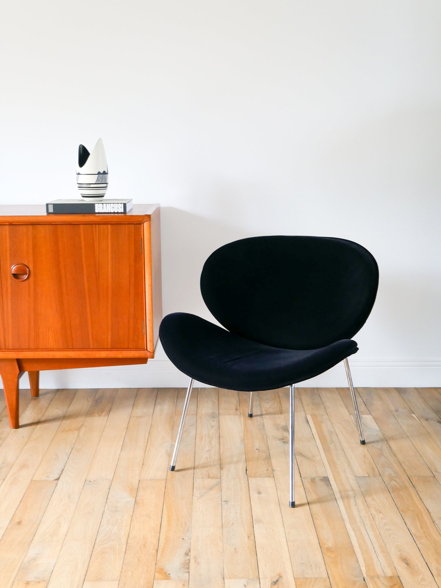 Fauteuil en velours ras et piètements chrome, Noir, dans le goût de Pierre Paulin, Design, 1970