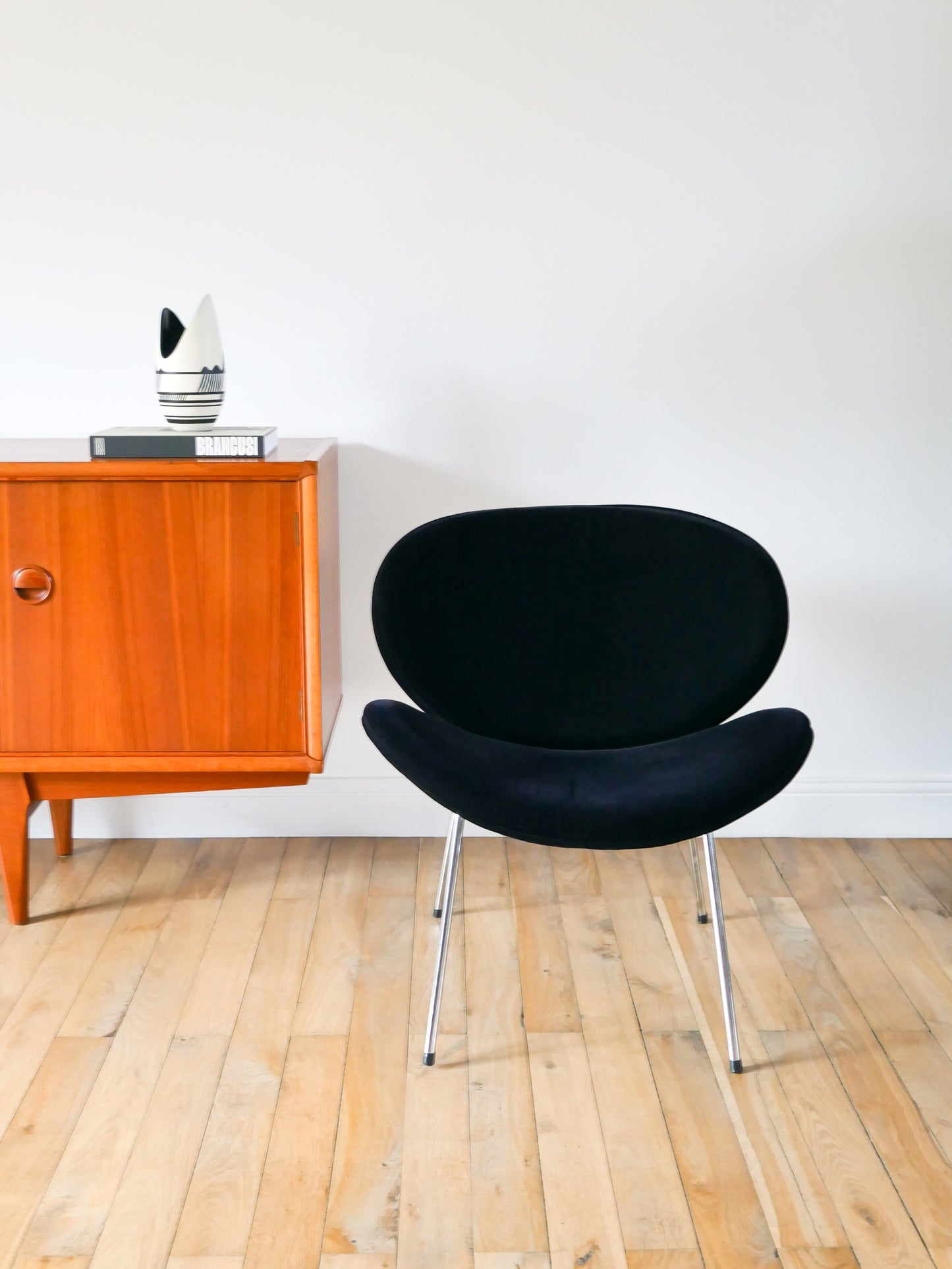 Fauteuil en velours ras et piètements chrome, Noir, dans le goût de Pierre Paulin, Design, 1970