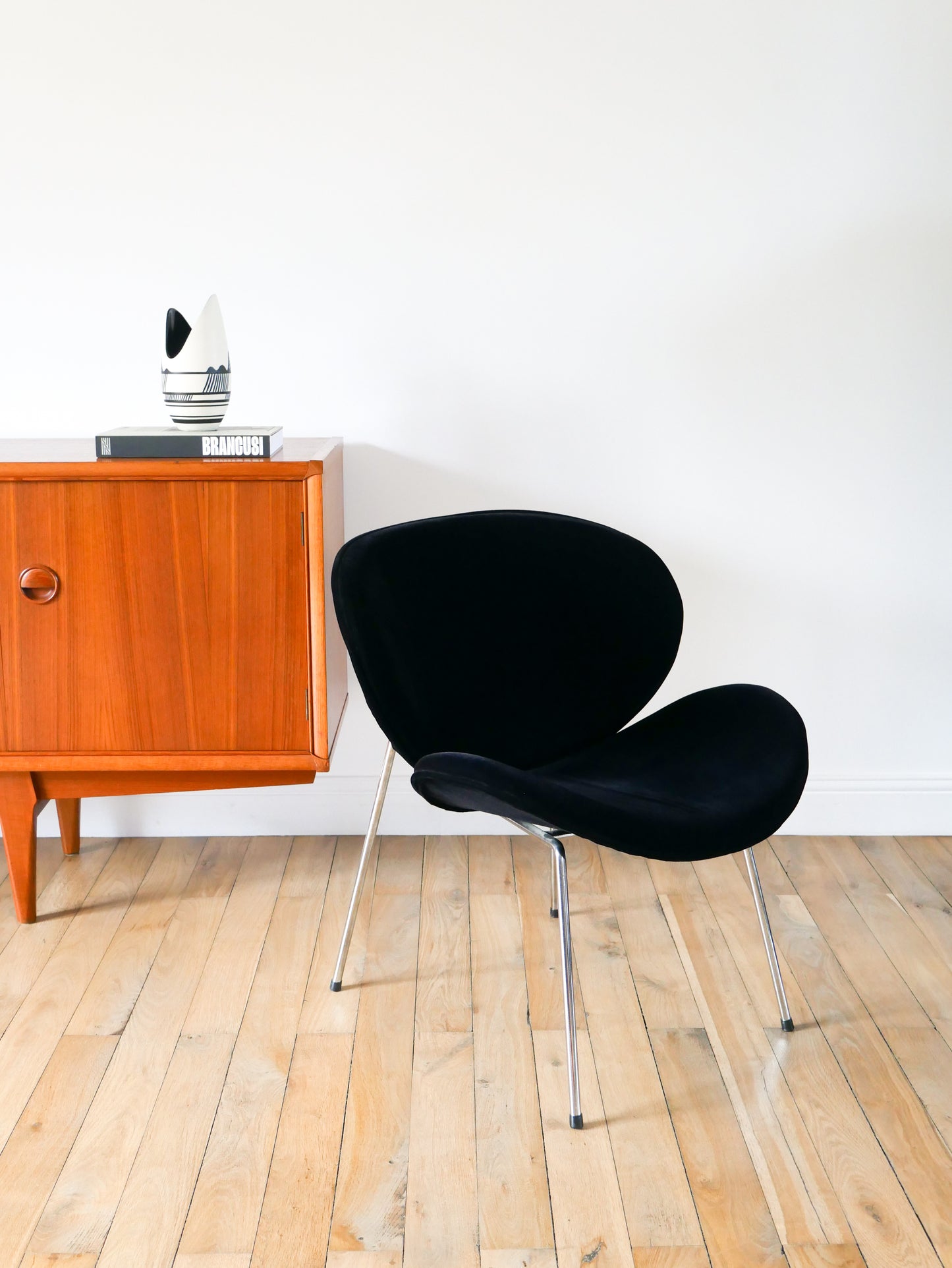 Fauteuil en velours ras et piètements chrome, Noir, dans le goût de Pierre Paulin, Design, 1970