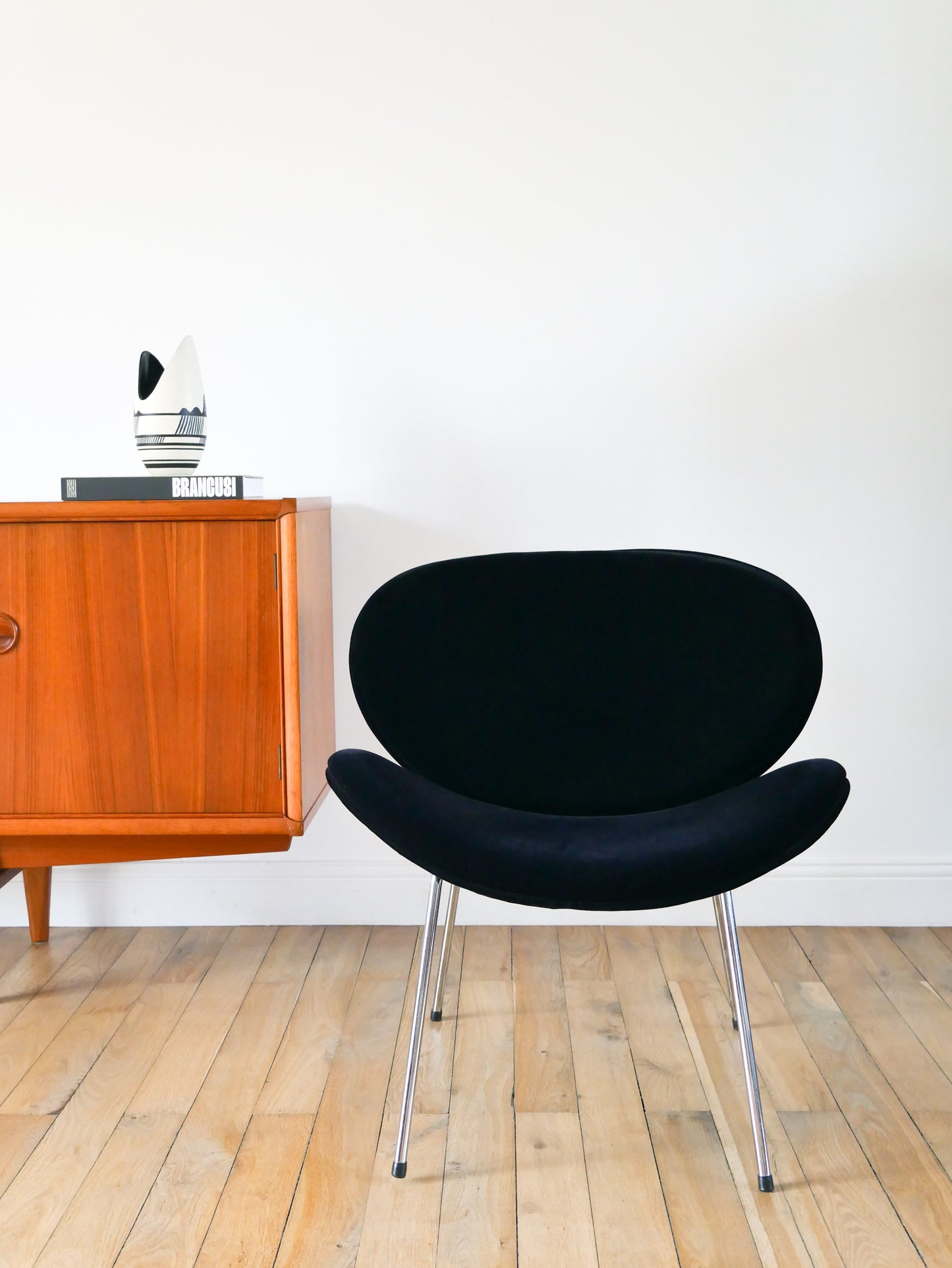 Fauteuil en velours ras et piètements chrome, Noir, dans le goût de Pierre Paulin, Design, 1970