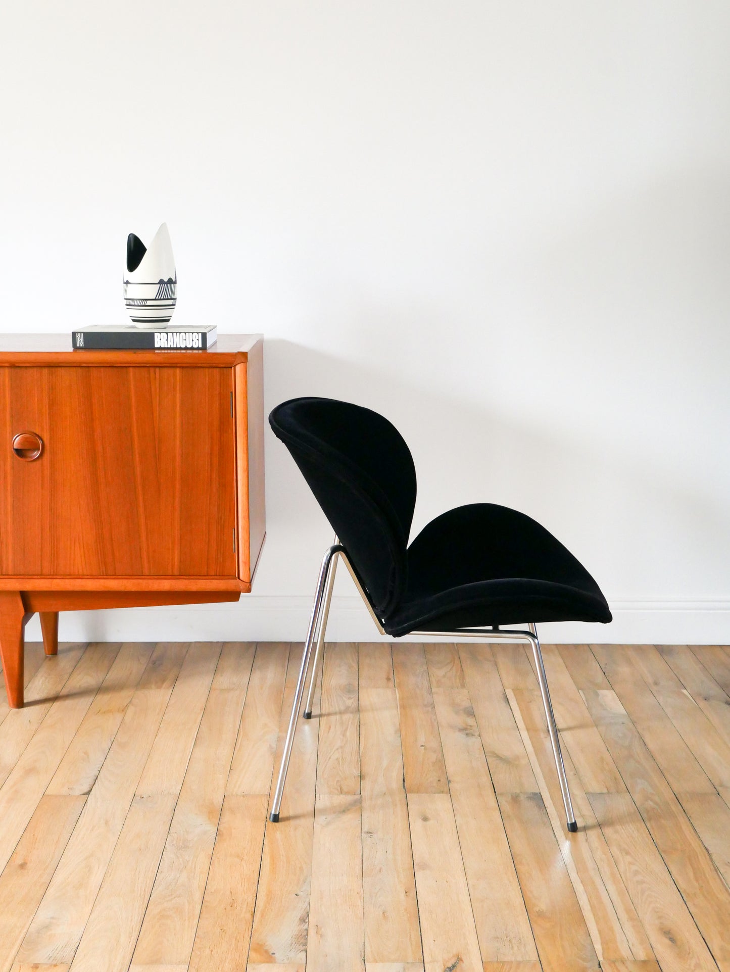 Fauteuil en velours ras et piètements chrome, Noir, dans le goût de Pierre Paulin, Design, 1970