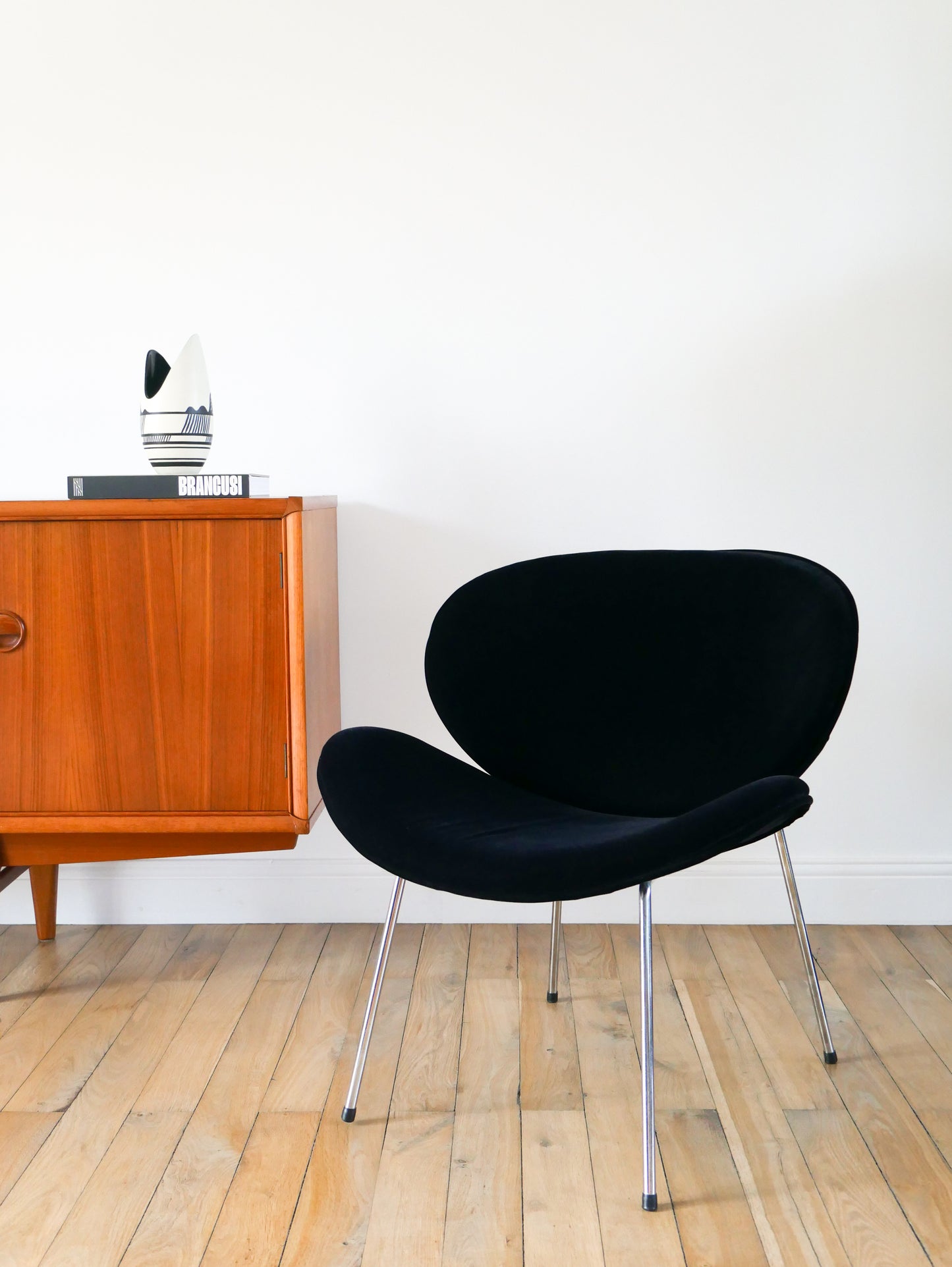 Fauteuil en velours ras et piètements chrome, Noir, dans le goût de Pierre Paulin, Design, 1970