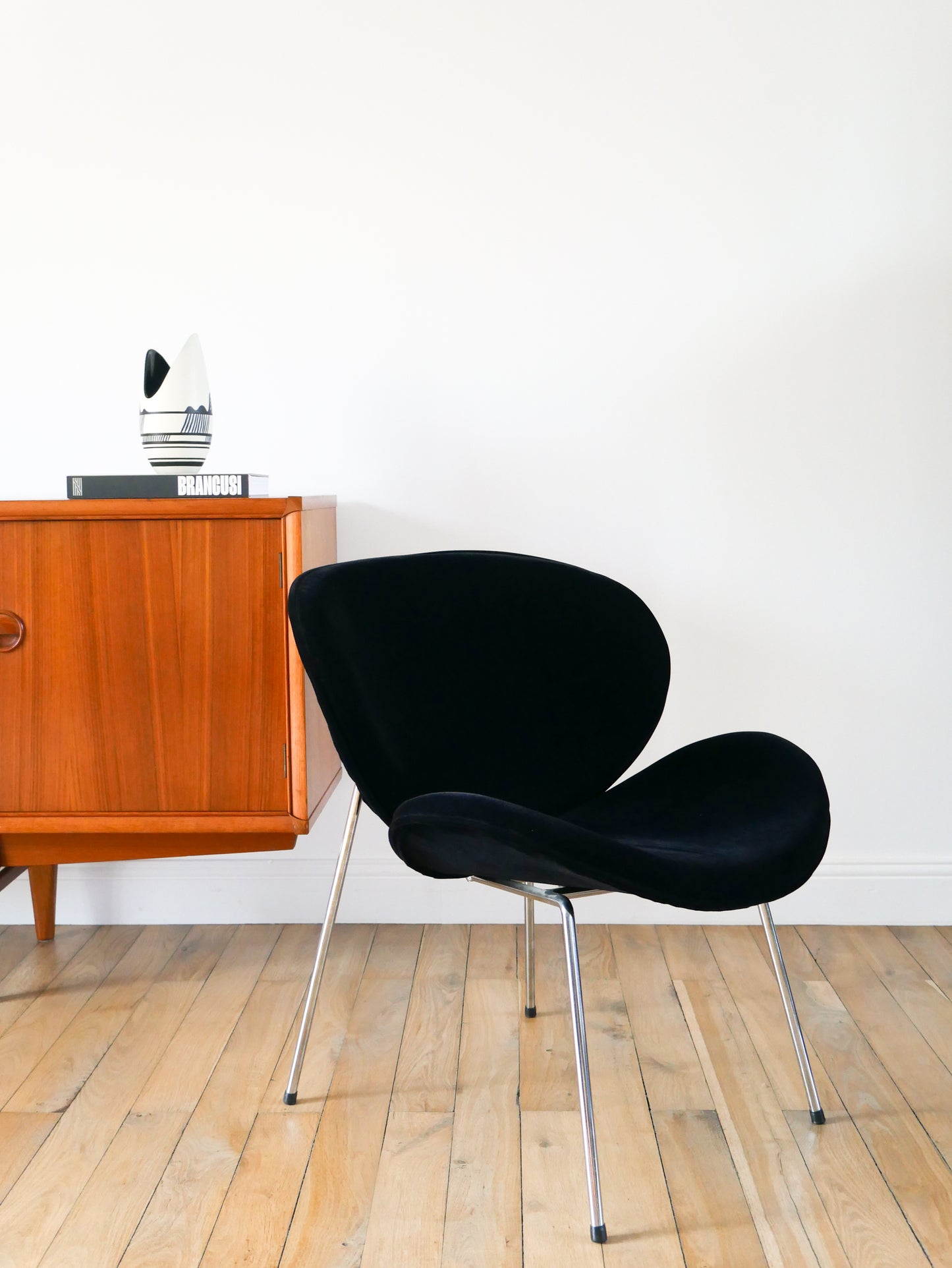 Fauteuil en velours ras et piètements chrome, Noir, dans le goût de Pierre Paulin, Design, 1970