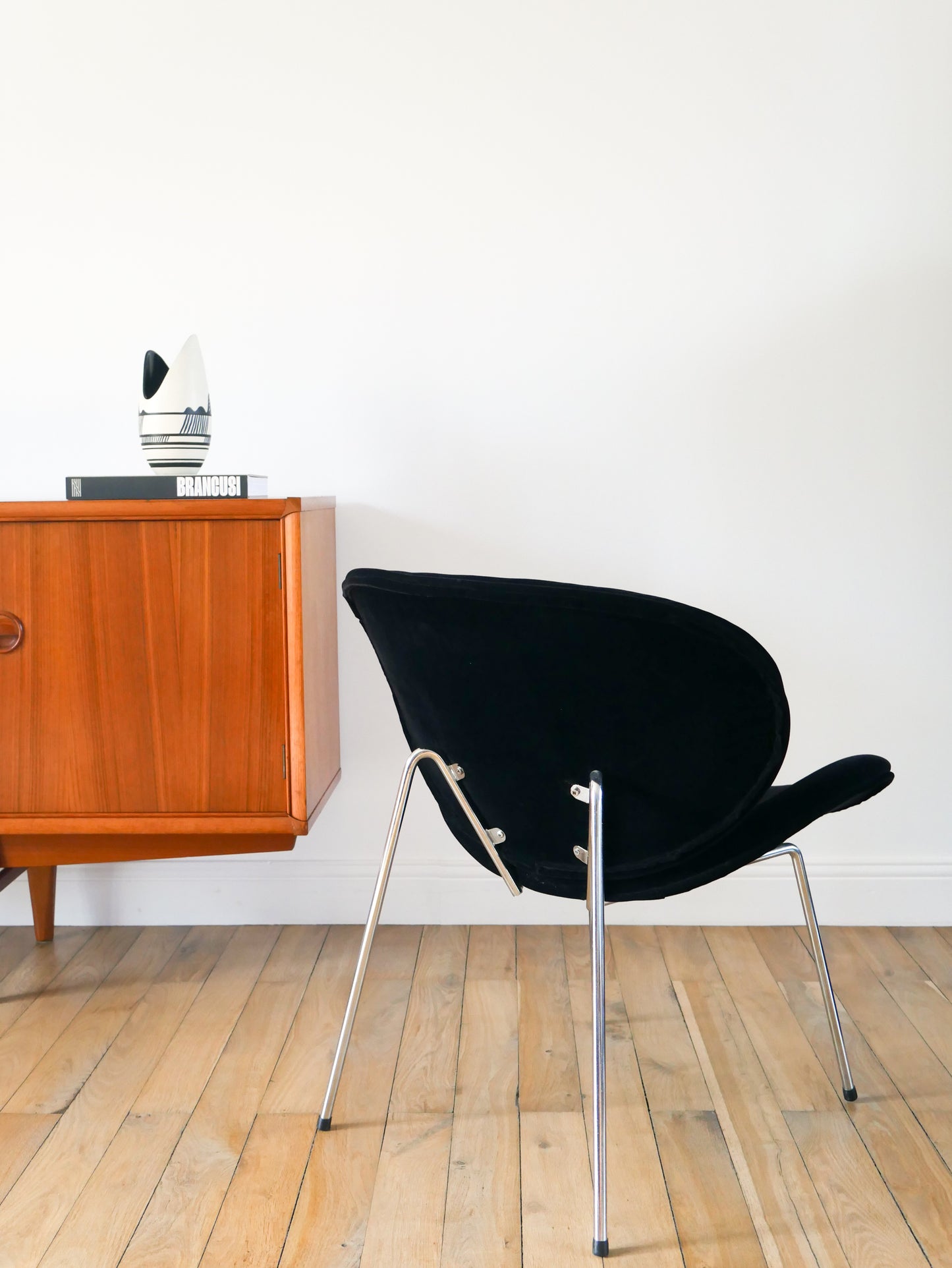 Fauteuil en velours ras et piètements chrome, Noir, dans le goût de Pierre Paulin, Design, 1970