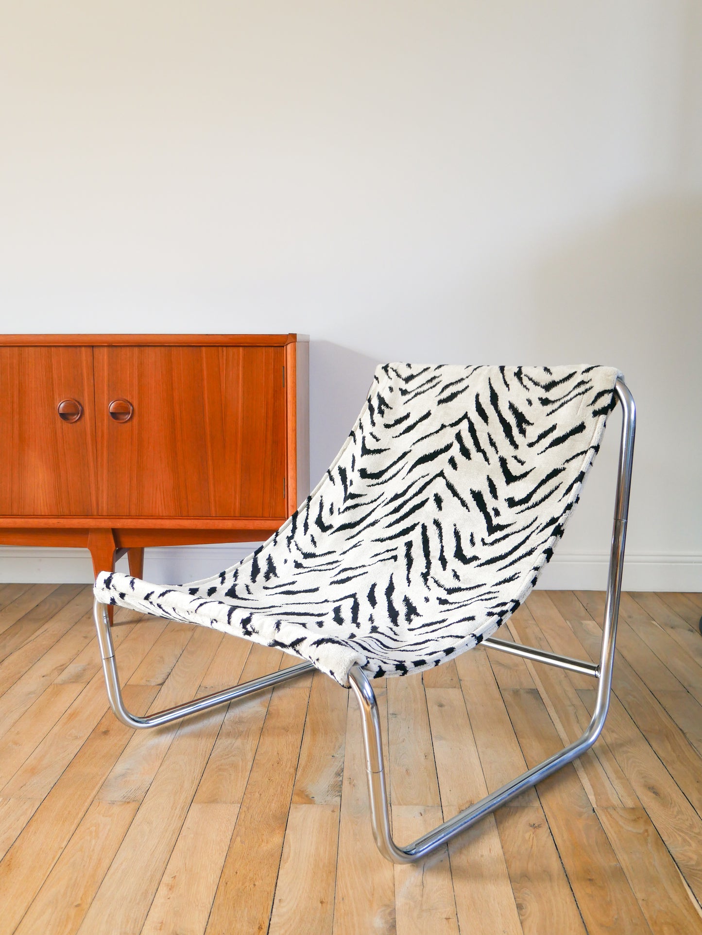 Lounge chair / fauteuil tubulaire piètements en chrome, retapissé en tissus Zèbre, Noir et Blanc, par Michel Boyer, Design, 1970