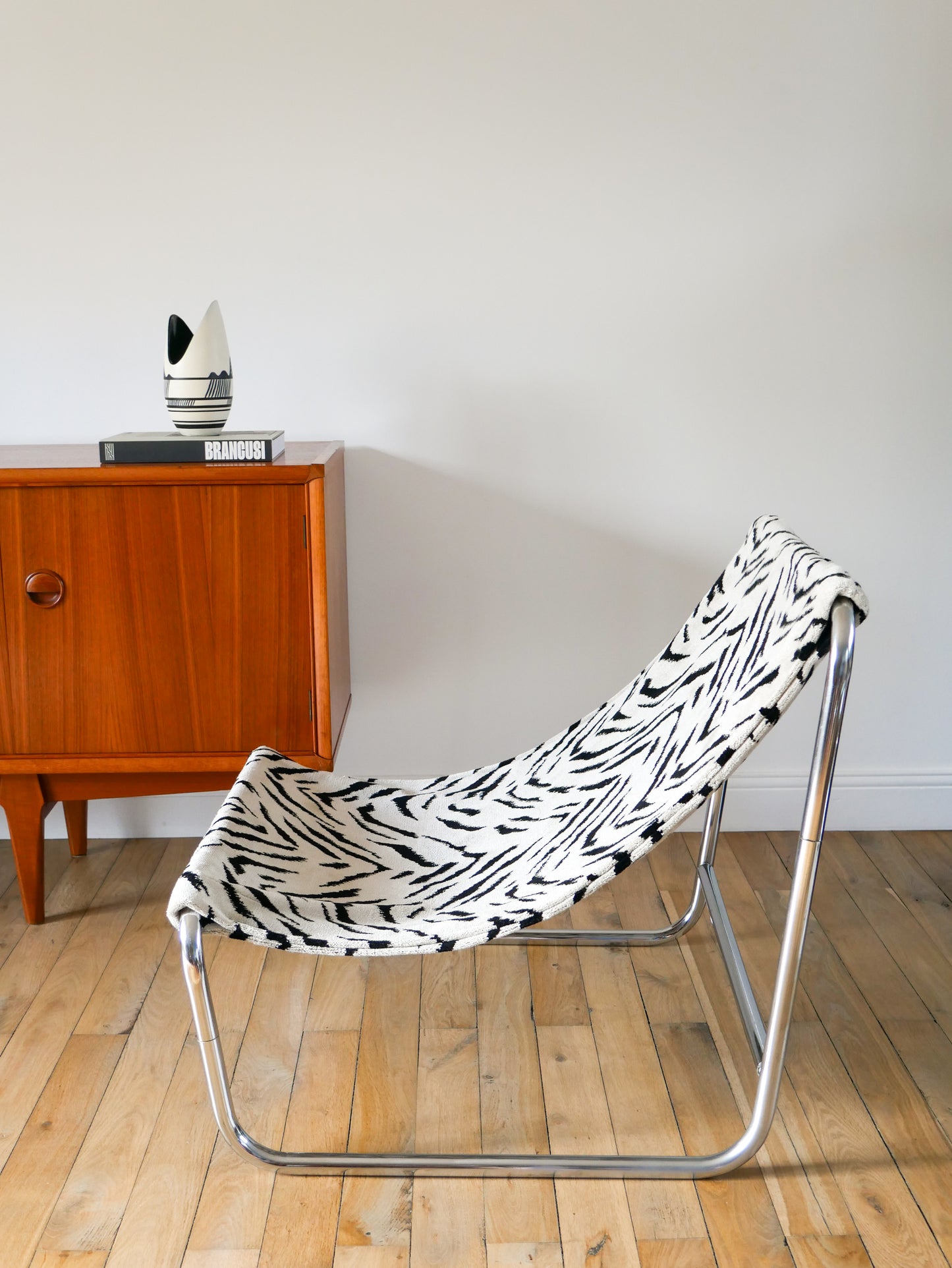 Lounge chair / fauteuil tubulaire piètements en chrome, retapissé en tissus Zèbre, Noir et Blanc, par Michel Boyer, Design, 1970