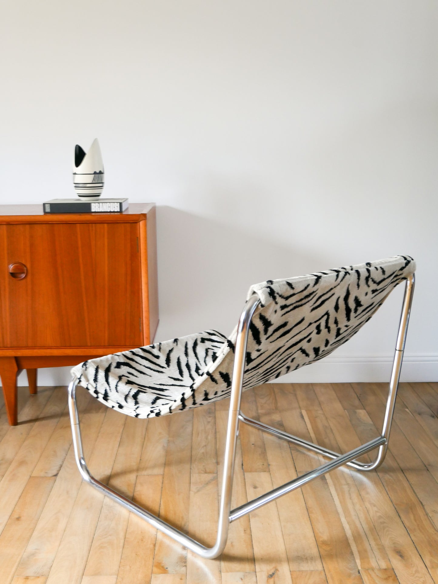 Lounge chair / fauteuil tubulaire piètements en chrome, retapissé en tissus Zèbre, Noir et Blanc, par Michel Boyer, Design, 1970