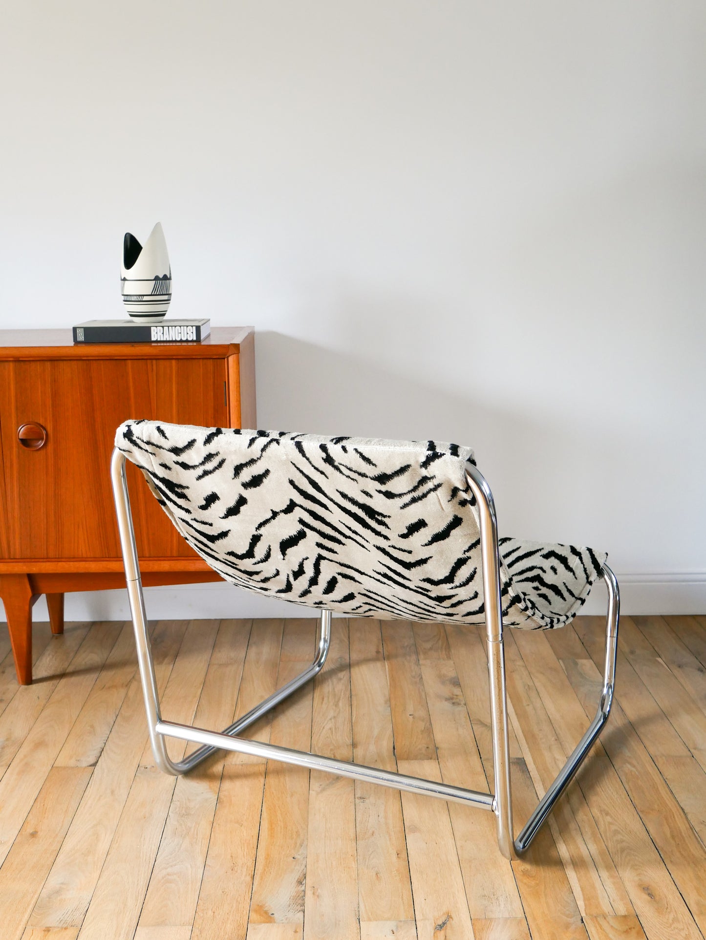 Lounge chair / fauteuil tubulaire piètements en chrome, retapissé en tissus Zèbre, Noir et Blanc, par Michel Boyer, Design, 1970