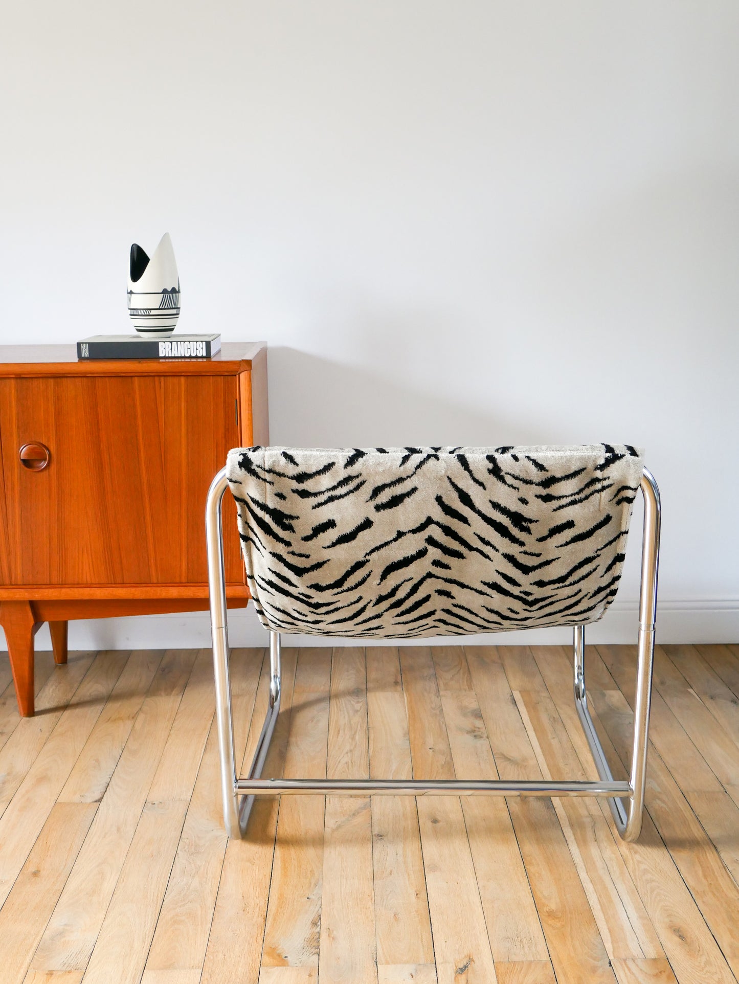 Lounge chair / fauteuil tubulaire piètements en chrome, retapissé en tissus Zèbre, Noir et Blanc, par Michel Boyer, Design, 1970