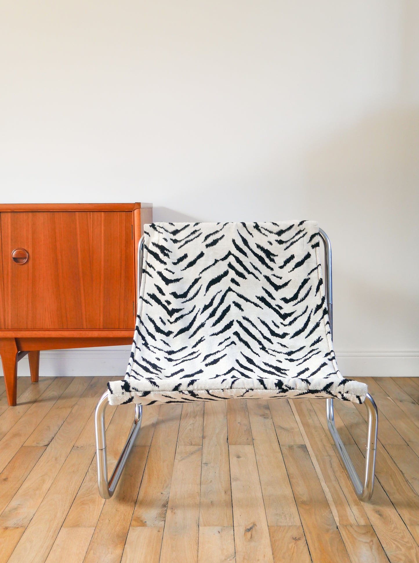 Lounge chair / fauteuil tubulaire piètements en chrome, retapissé en tissus Zèbre, Noir et Blanc, par Michel Boyer, Design, 1970