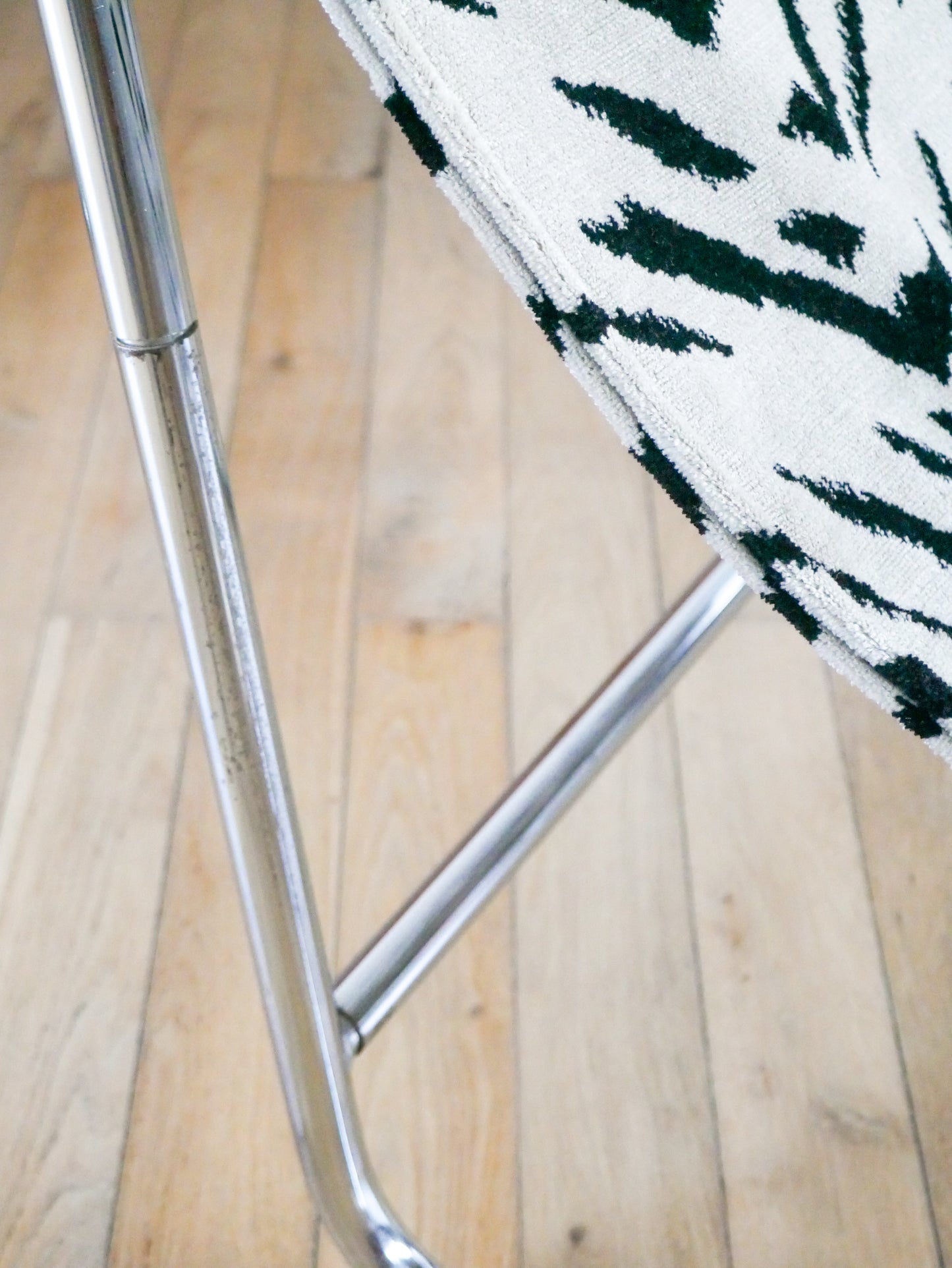 Lounge chair / fauteuil tubulaire piètements en chrome, retapissé en tissus Zèbre, Noir et Blanc, par Michel Boyer, Design, 1970