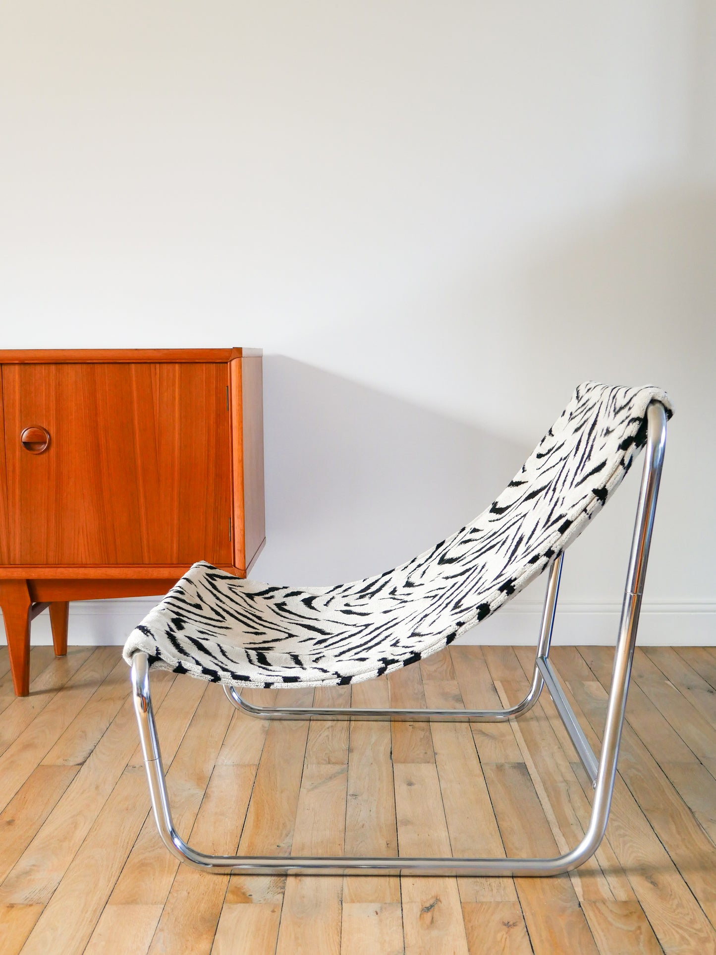 Lounge chair / fauteuil tubulaire piètements en chrome, retapissé en tissus Zèbre, Noir et Blanc, par Michel Boyer, Design, 1970