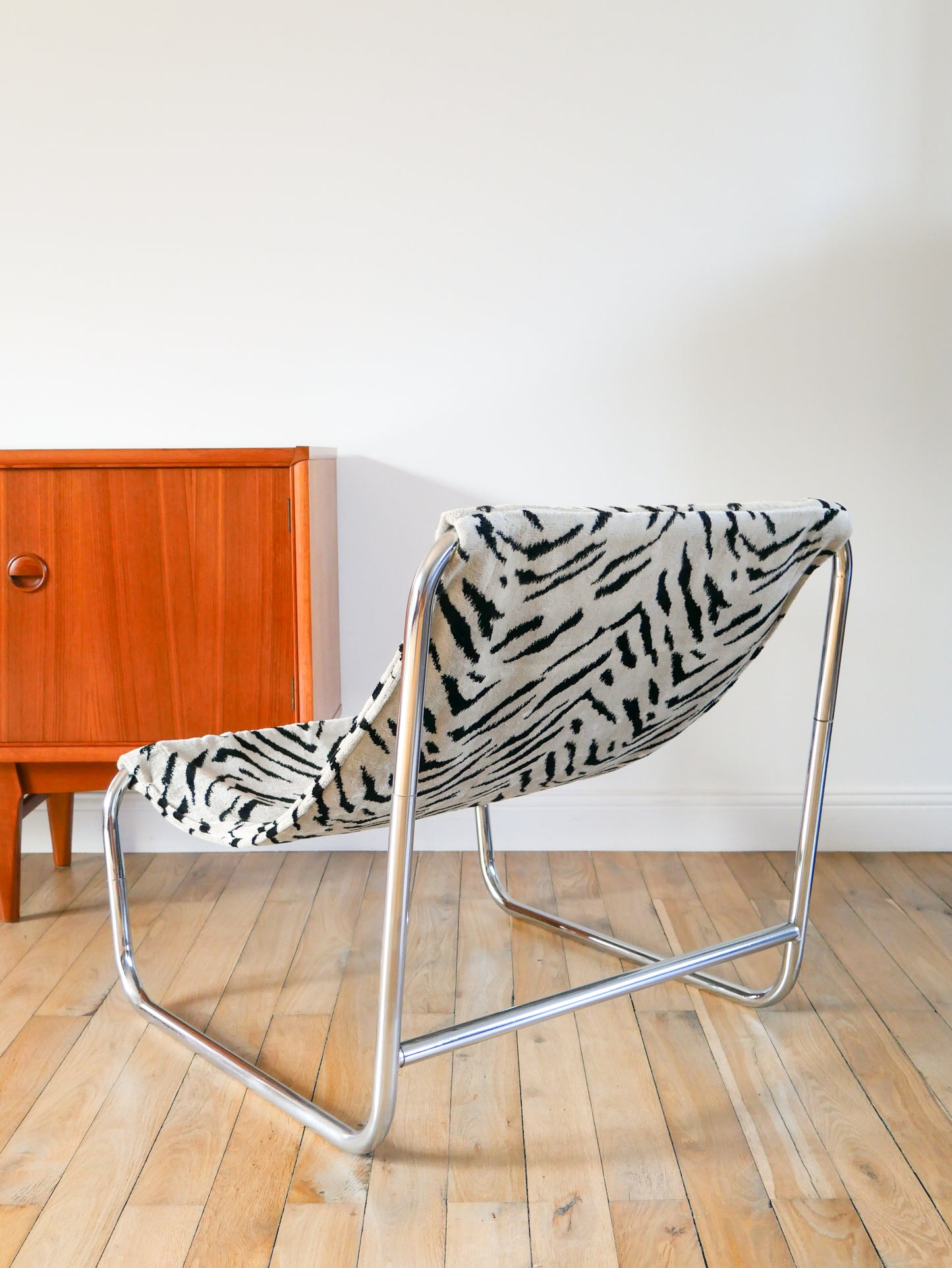 Lounge chair / fauteuil tubulaire piètements en chrome, retapissé en tissus Zèbre, Noir et Blanc, par Michel Boyer, Design, 1970