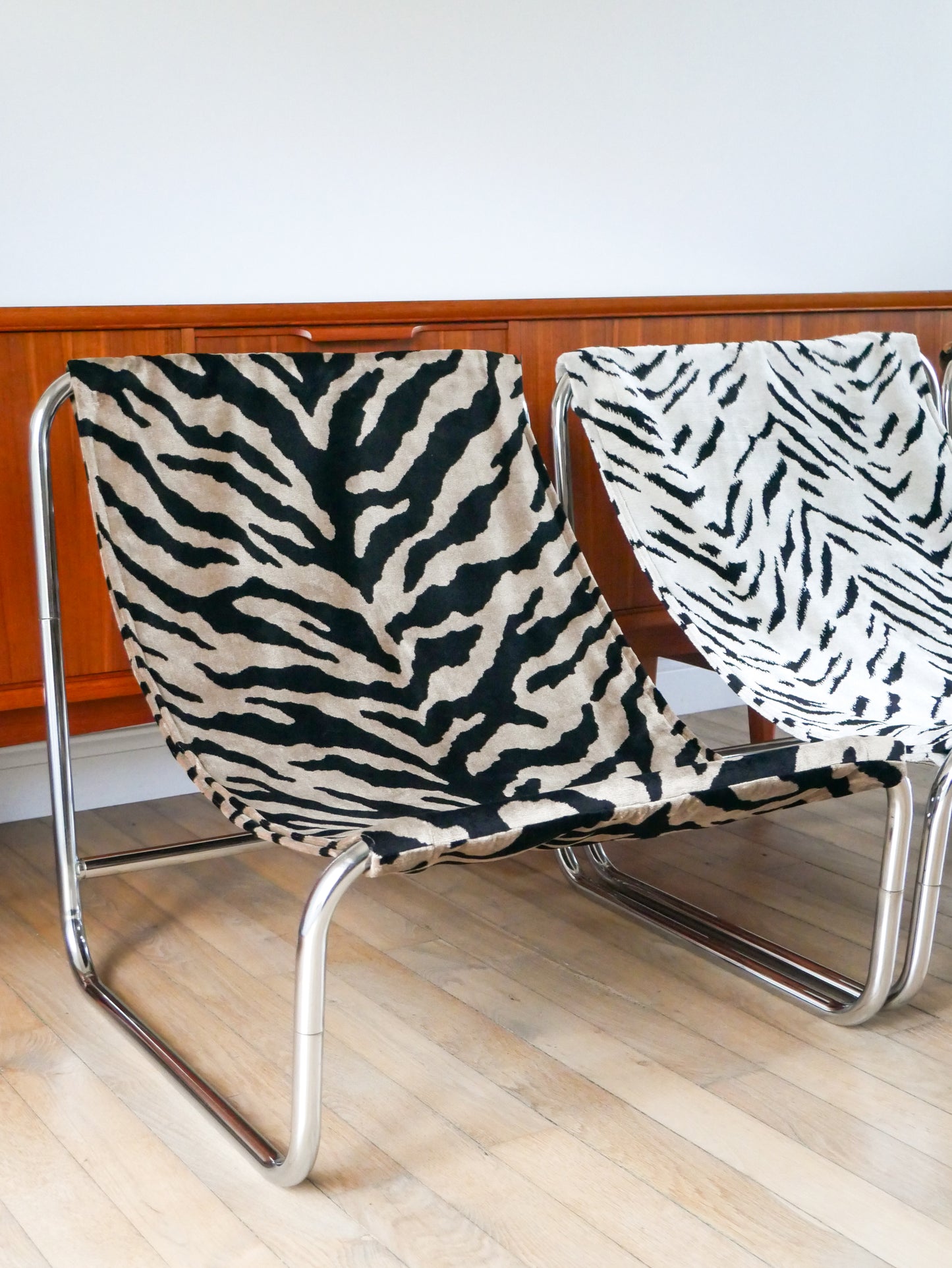 Lounge chair / fauteuil tubulaire piètements en chrome, retapissé en tissus Zèbre, Noir et Blanc, par Michel Boyer, Design, 1970