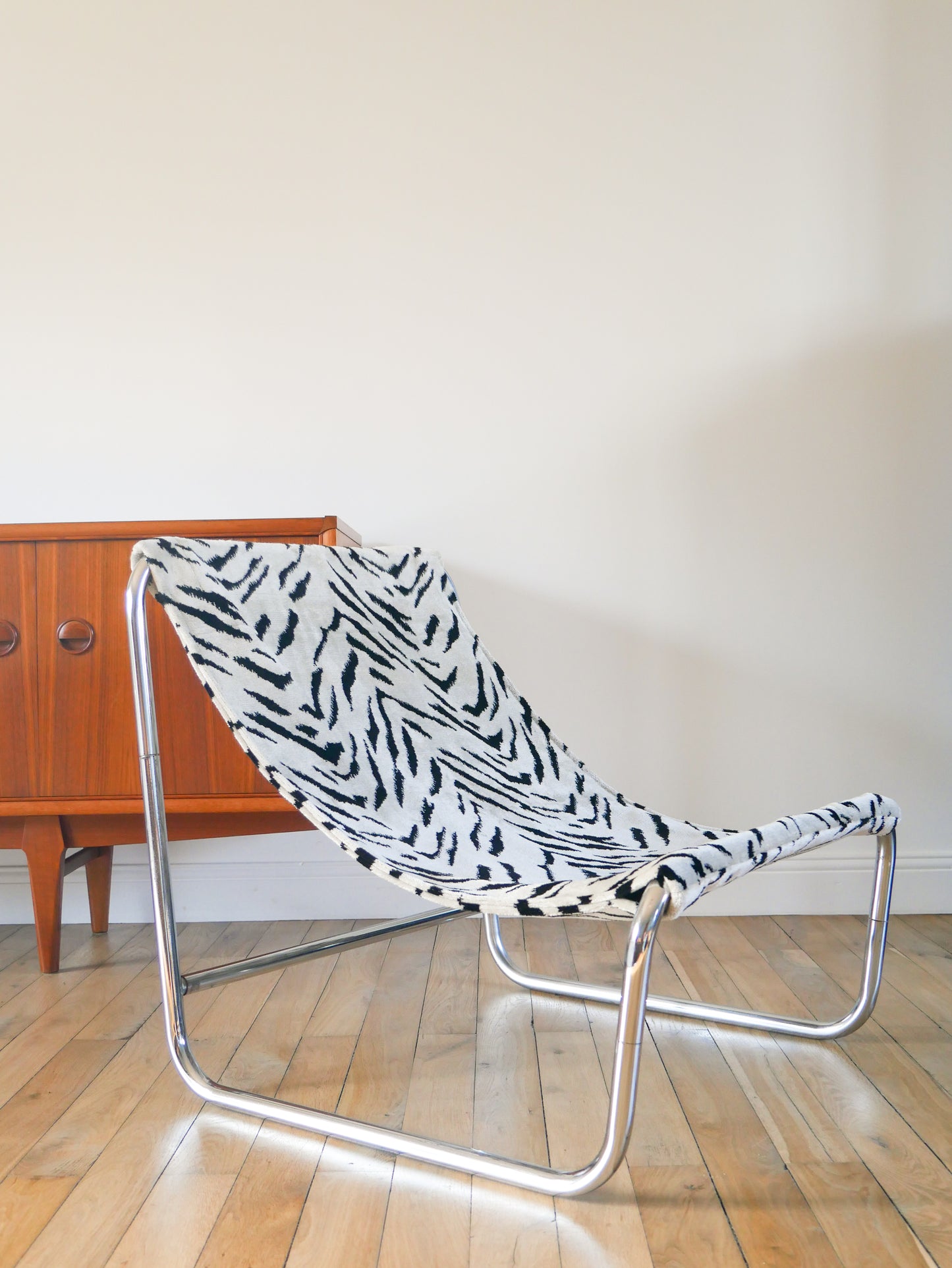 Lounge chair / fauteuil tubulaire piètements en chrome, retapissé en tissus Zèbre, Noir et Blanc, par Michel Boyer, Design, 1970