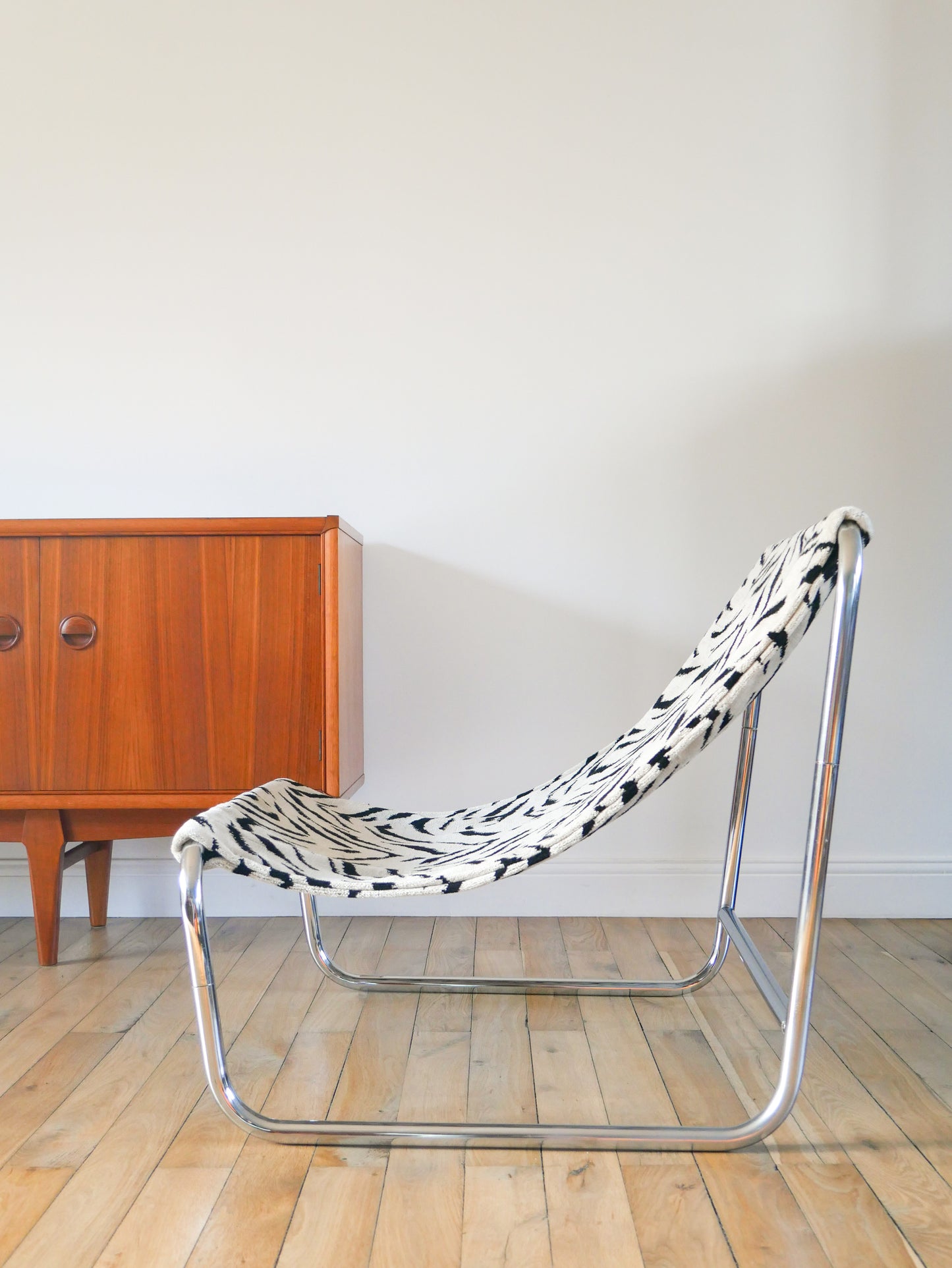 Lounge chair / fauteuil tubulaire piètements en chrome, retapissé en tissus Zèbre, Noir et Blanc, par Michel Boyer, Design, 1970