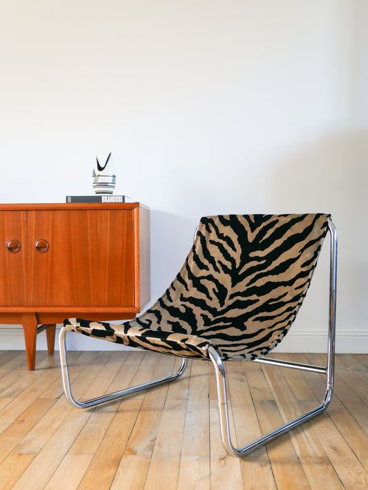 Lounge chair / fauteuil tubulaire piètements en chrome, retapissé en tissus Zèbre, Noir et Beige, par Michel Boyer, Design, 1970