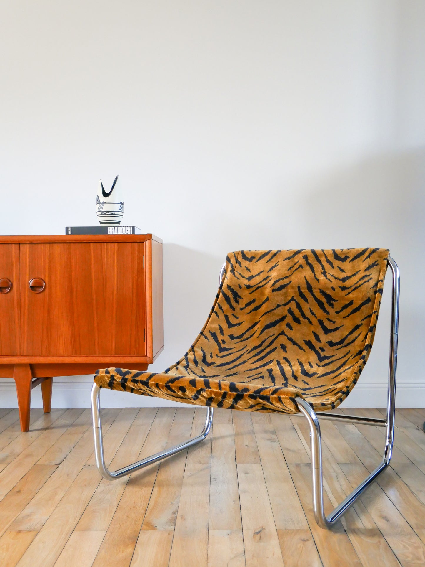 Lounge chair / fauteuil tubulaire piètements en chrome, retapissé en tissus Zèbre, Marron et Noir, par Michel Boyer, Design, 1970