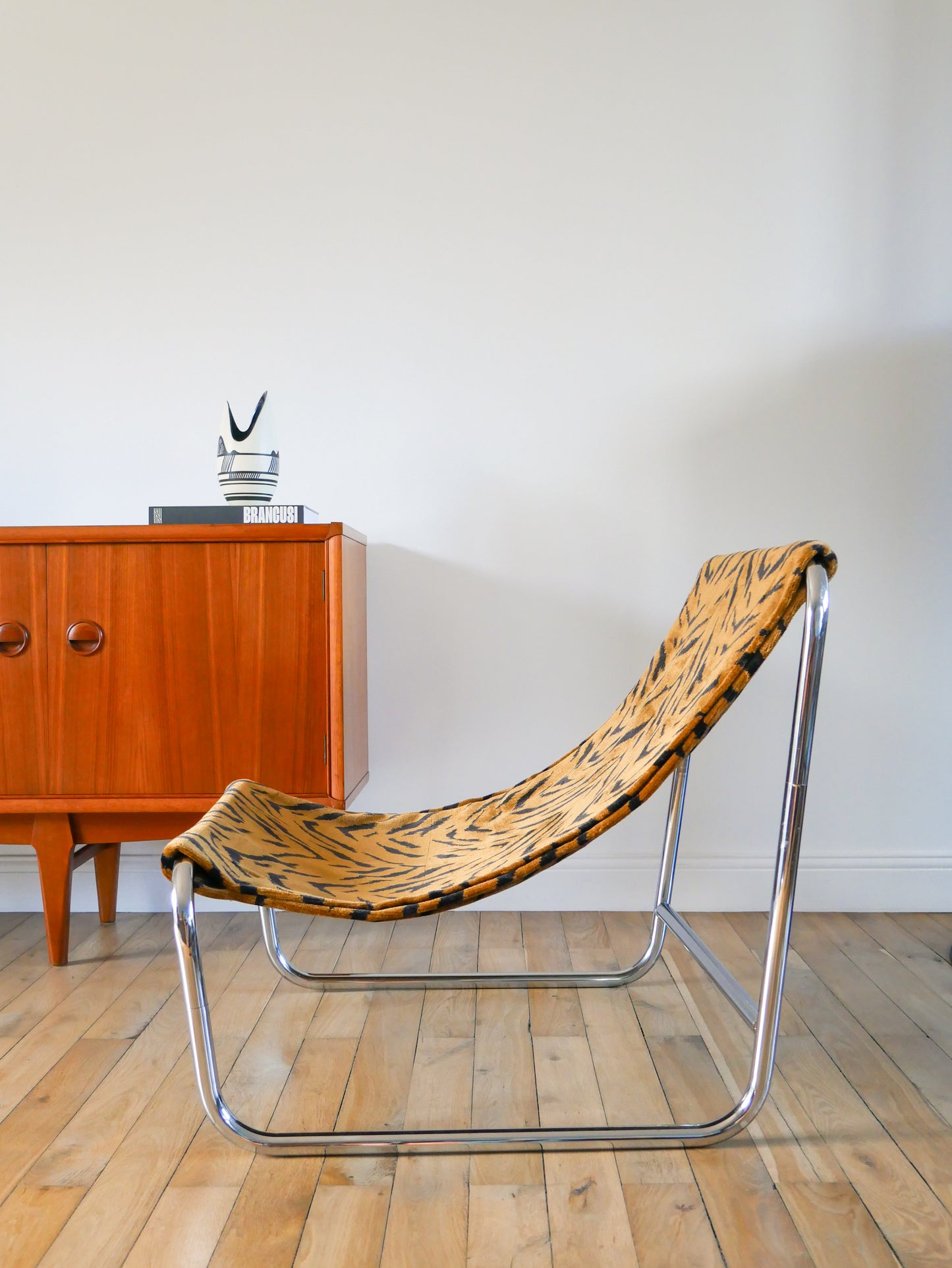 Lounge chair / fauteuil tubulaire piètements en chrome, retapissé en tissus Zèbre, Marron et Noir, par Michel Boyer, Design, 1970