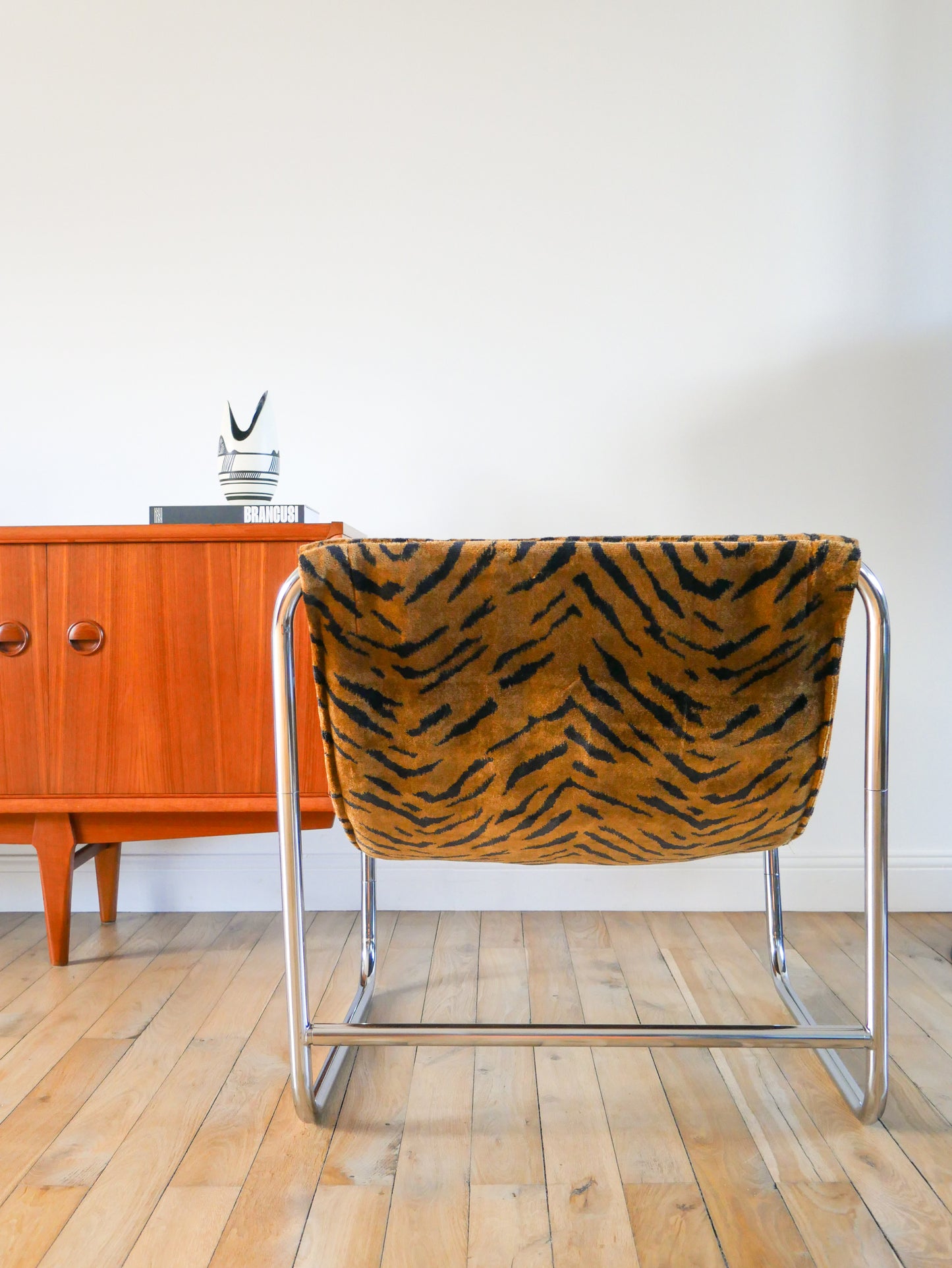 Lounge chair / fauteuil tubulaire piètements en chrome, retapissé en tissus Zèbre, Marron et Noir, par Michel Boyer, Design, 1970