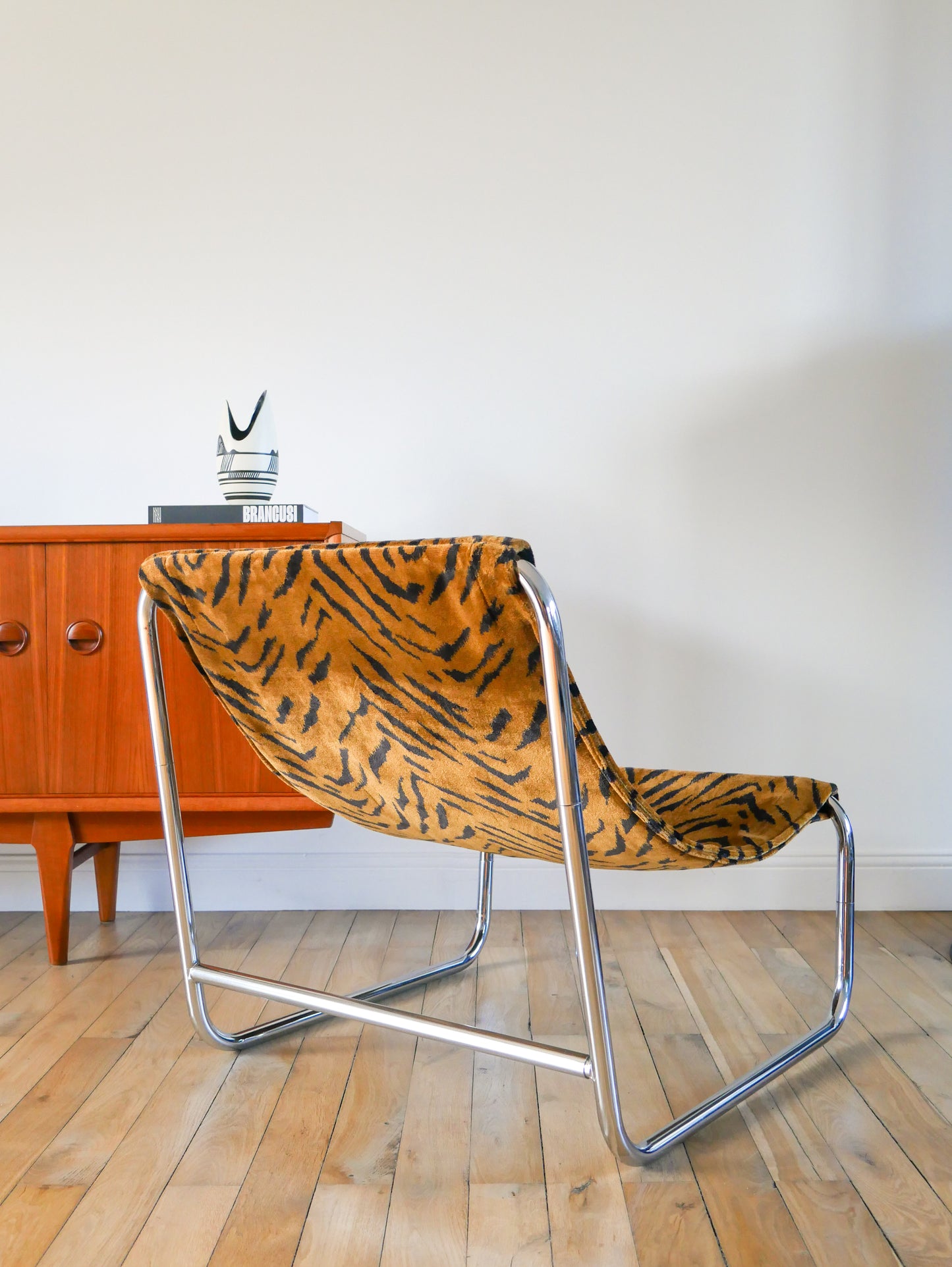 Lounge chair / fauteuil tubulaire piètements en chrome, retapissé en tissus Zèbre, Marron et Noir, par Michel Boyer, Design, 1970