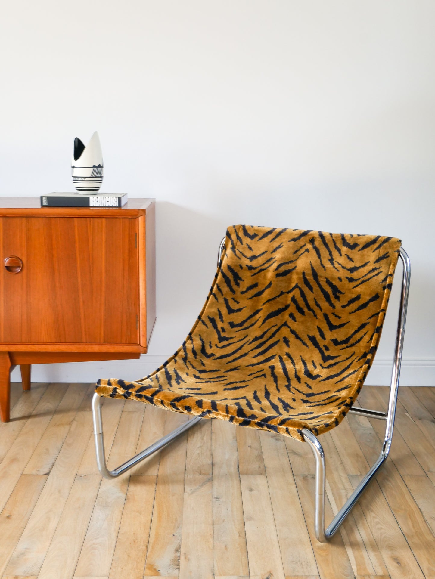 Lounge chair / fauteuil tubulaire piètements en chrome, retapissé en tissus Zèbre, Marron et Noir, par Michel Boyer, Design, 1970