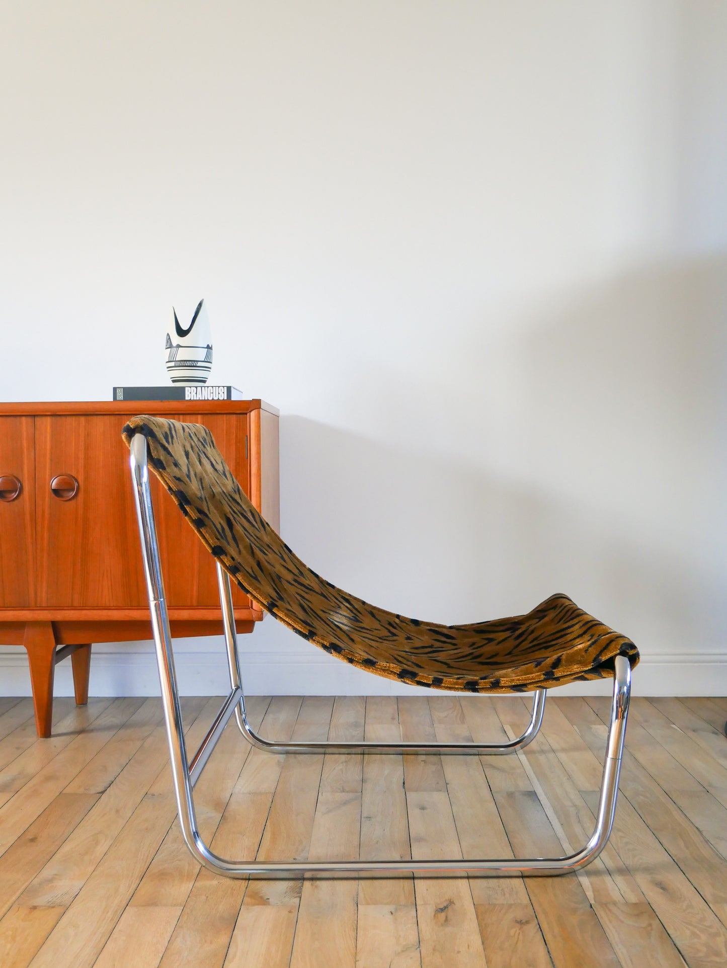 Lounge chair / fauteuil tubulaire piètements en chrome, retapissé en tissus Zèbre, Marron et Noir, par Michel Boyer, Design, 1970