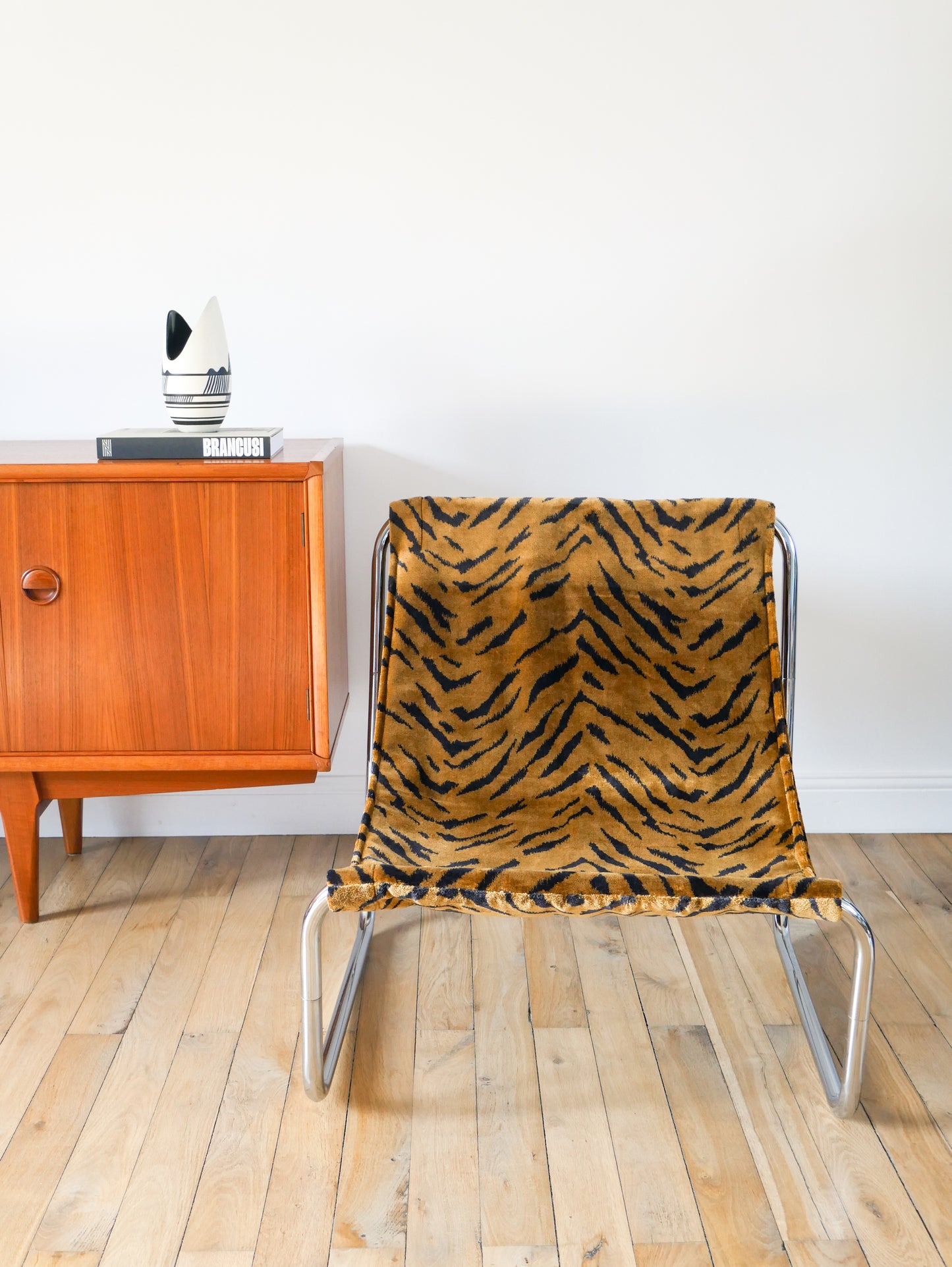 Lounge chair / fauteuil tubulaire piètements en chrome, retapissé en tissus Zèbre, Marron et Noir, par Michel Boyer, Design, 1970