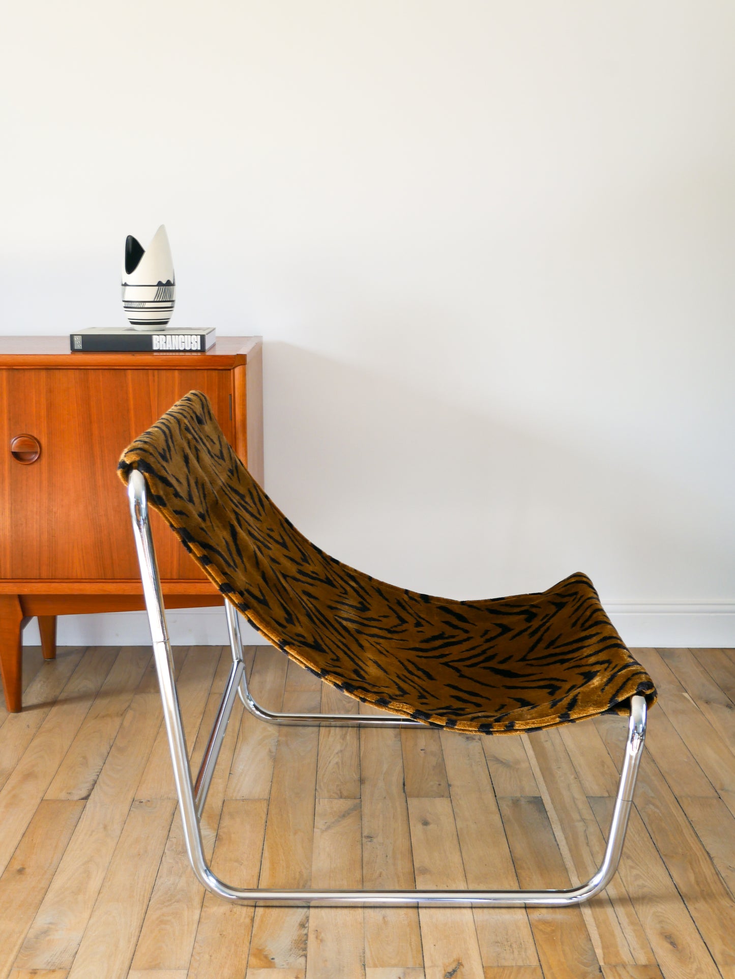 Lounge chair / fauteuil tubulaire piètements en chrome, retapissé en tissus Zèbre, Marron et Noir, par Michel Boyer, Design, 1970