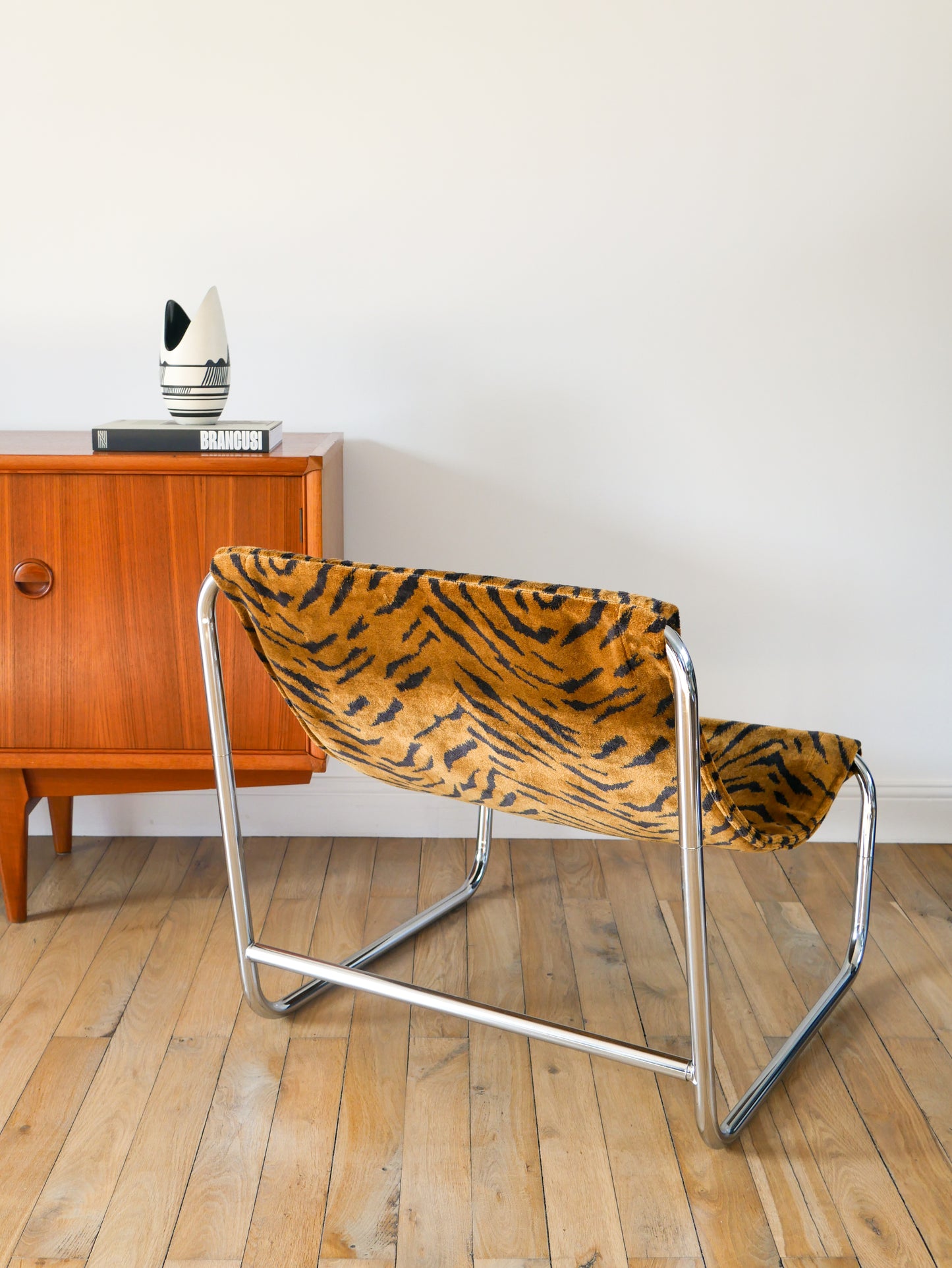 Lounge chair / fauteuil tubulaire piètements en chrome, retapissé en tissus Zèbre, Marron et Noir, par Michel Boyer, Design, 1970