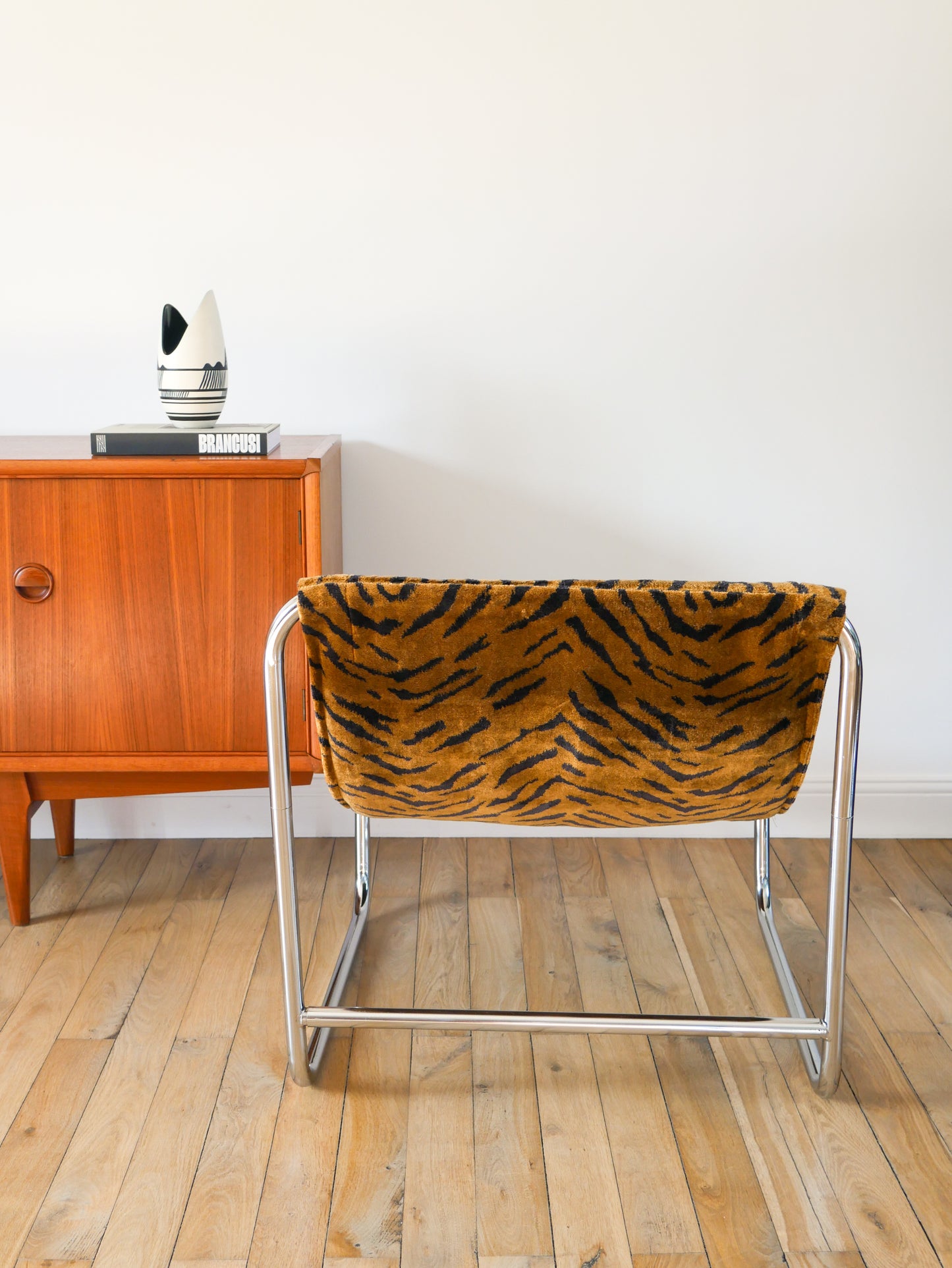 Lounge chair / fauteuil tubulaire piètements en chrome, retapissé en tissus Zèbre, Marron et Noir, par Michel Boyer, Design, 1970