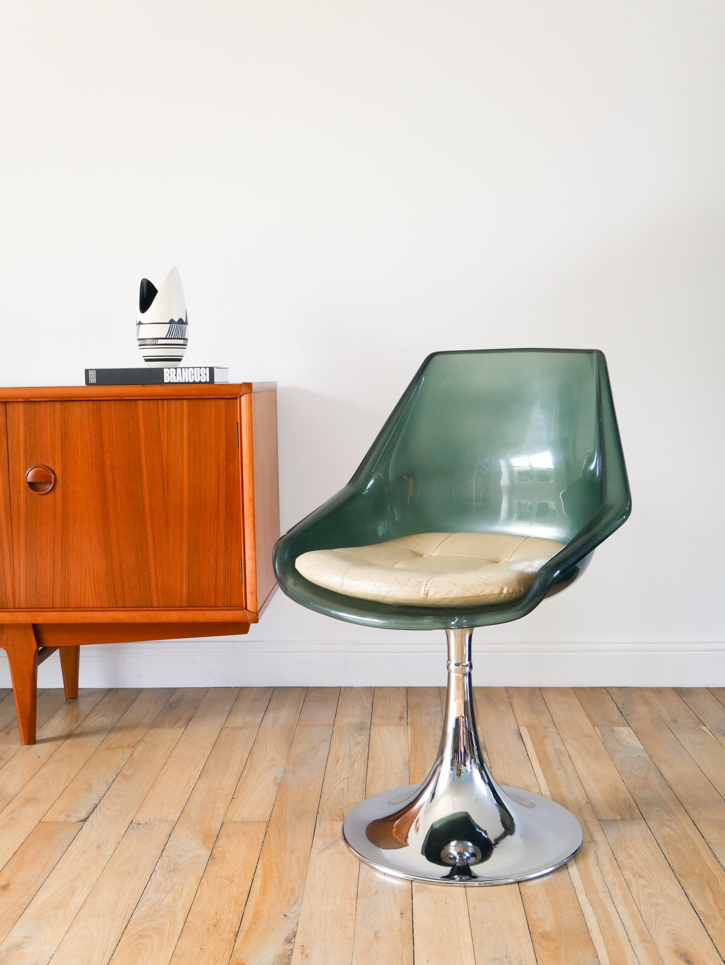 Chaise pivotante à pieds tulipe en chrome et plexi, Bleutée, galette en skaï Beige, Roche Bobois, 1970