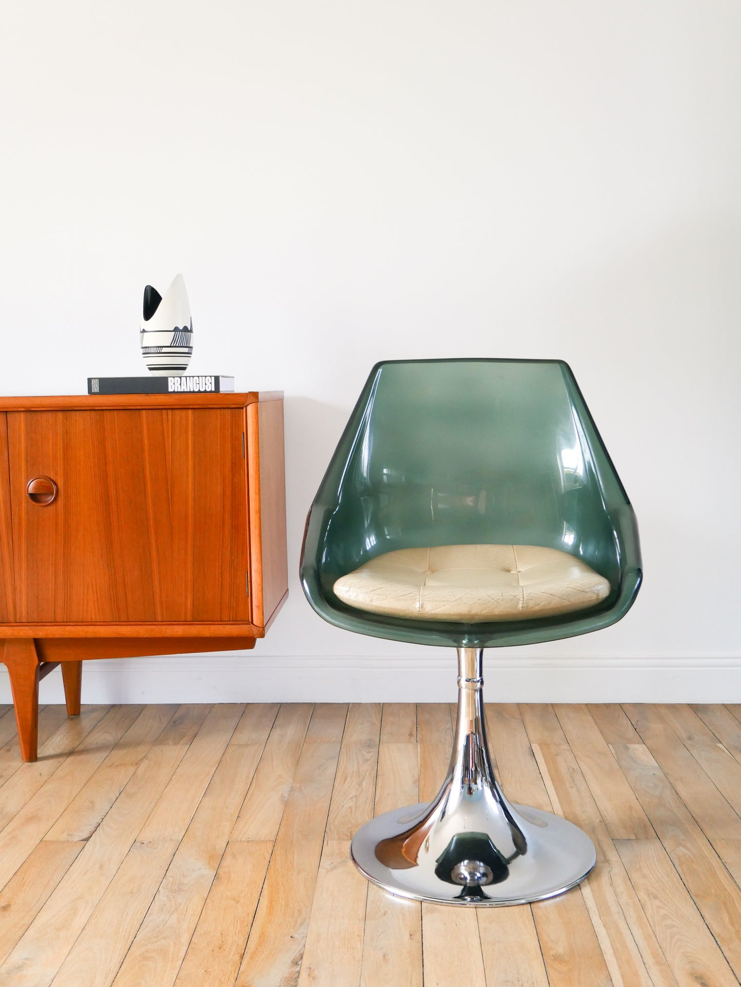 Chaise pivotante à pieds tulipe en chrome et plexi, Bleutée, galette en skaï Beige, Roche Bobois, 1970