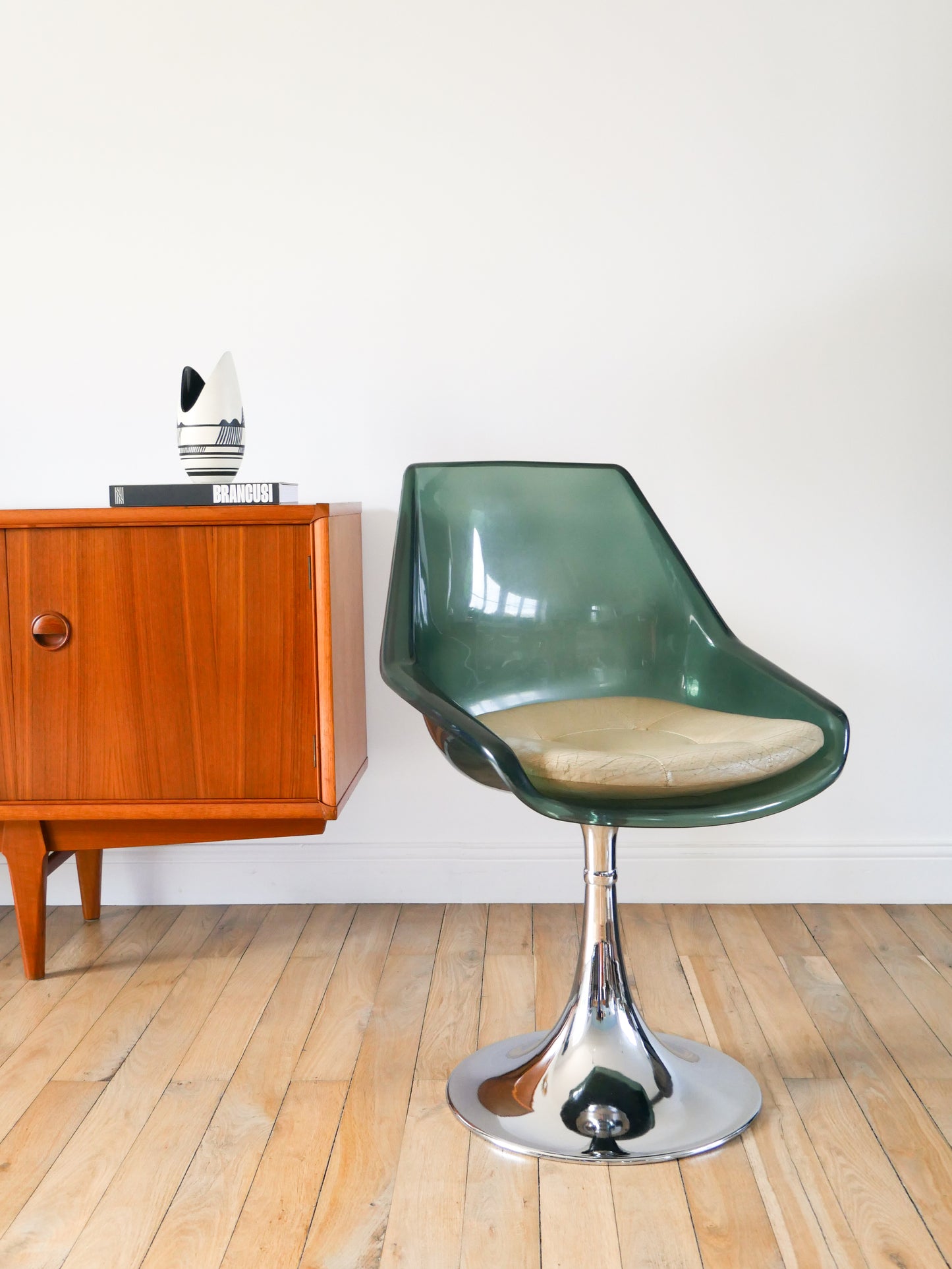 Chaise pivotante à pieds tulipe en chrome et plexi, Bleutée, galette en skaï Beige, Roche Bobois, 1970