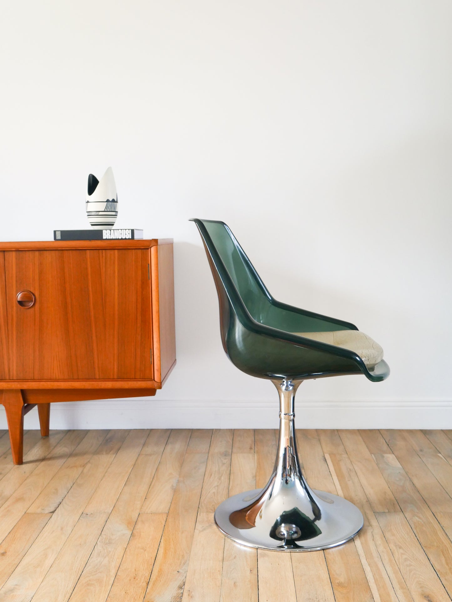 Chaise pivotante à pieds tulipe en chrome et plexi, Bleutée, galette en skaï Beige, Roche Bobois, 1970