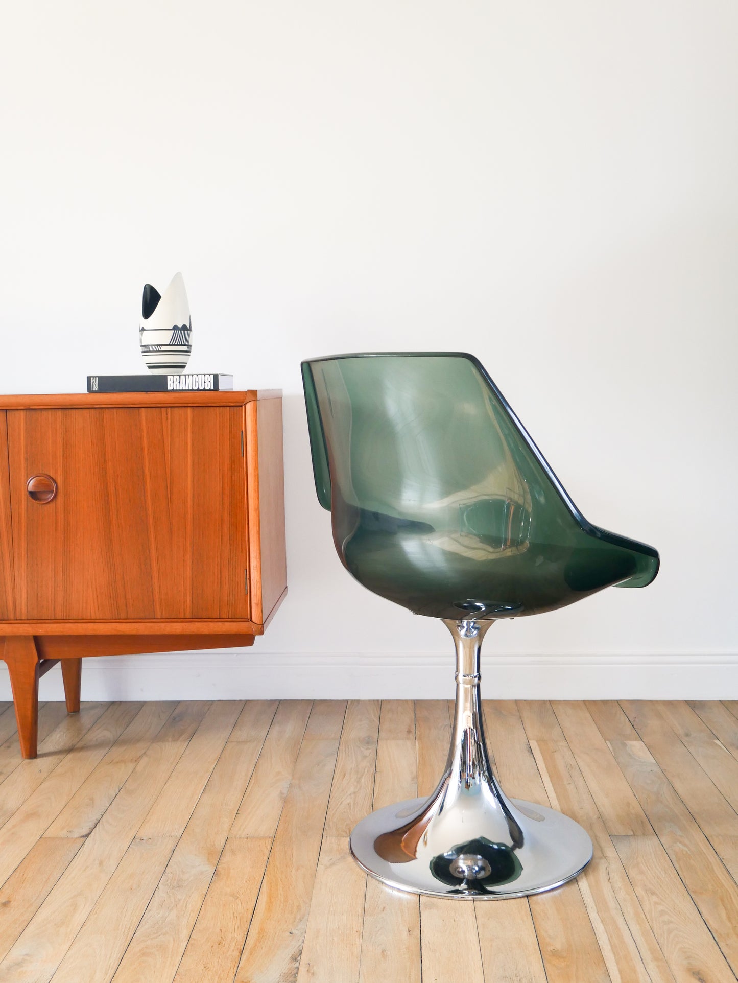 Chaise pivotante à pieds tulipe en chrome et plexi, Bleutée, galette en skaï Beige, Roche Bobois, 1970