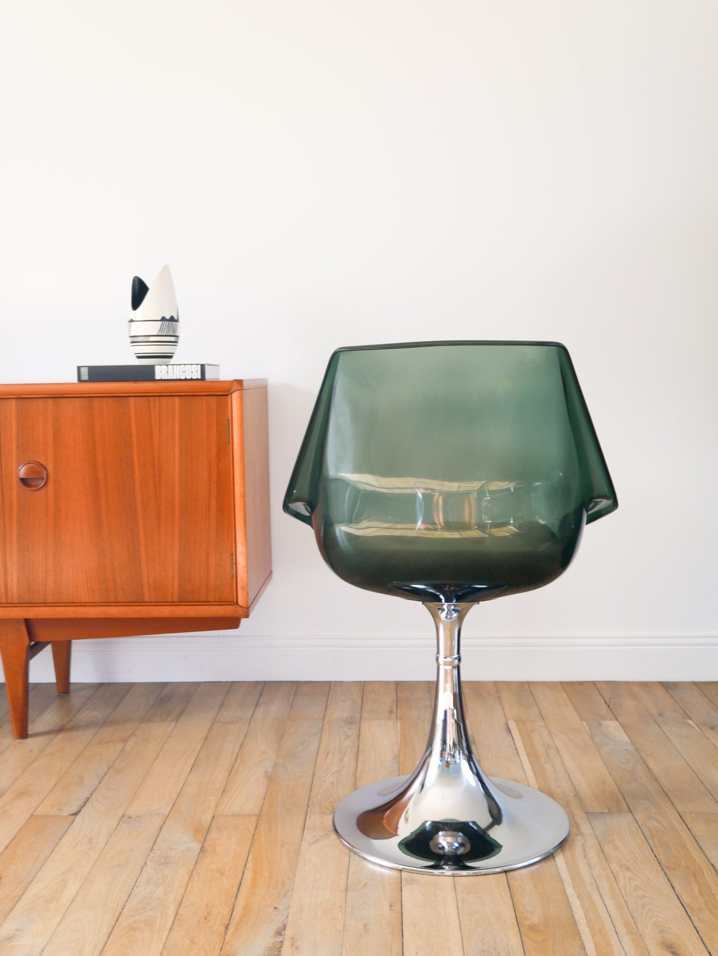 Chaise pivotante à pieds tulipe en chrome et plexi, Bleutée, galette en skaï Beige, Roche Bobois, 1970