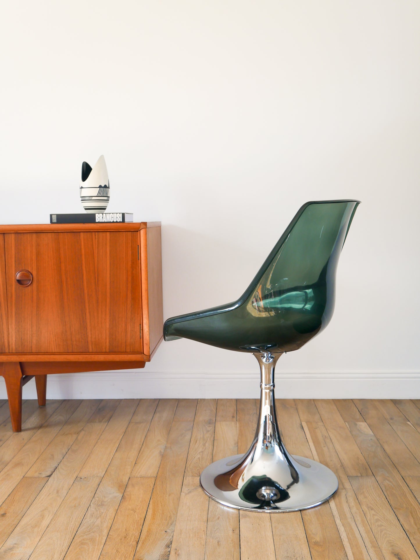 Chaise pivotante à pieds tulipe en chrome et plexi, Bleutée, galette en skaï Beige, Roche Bobois, 1970