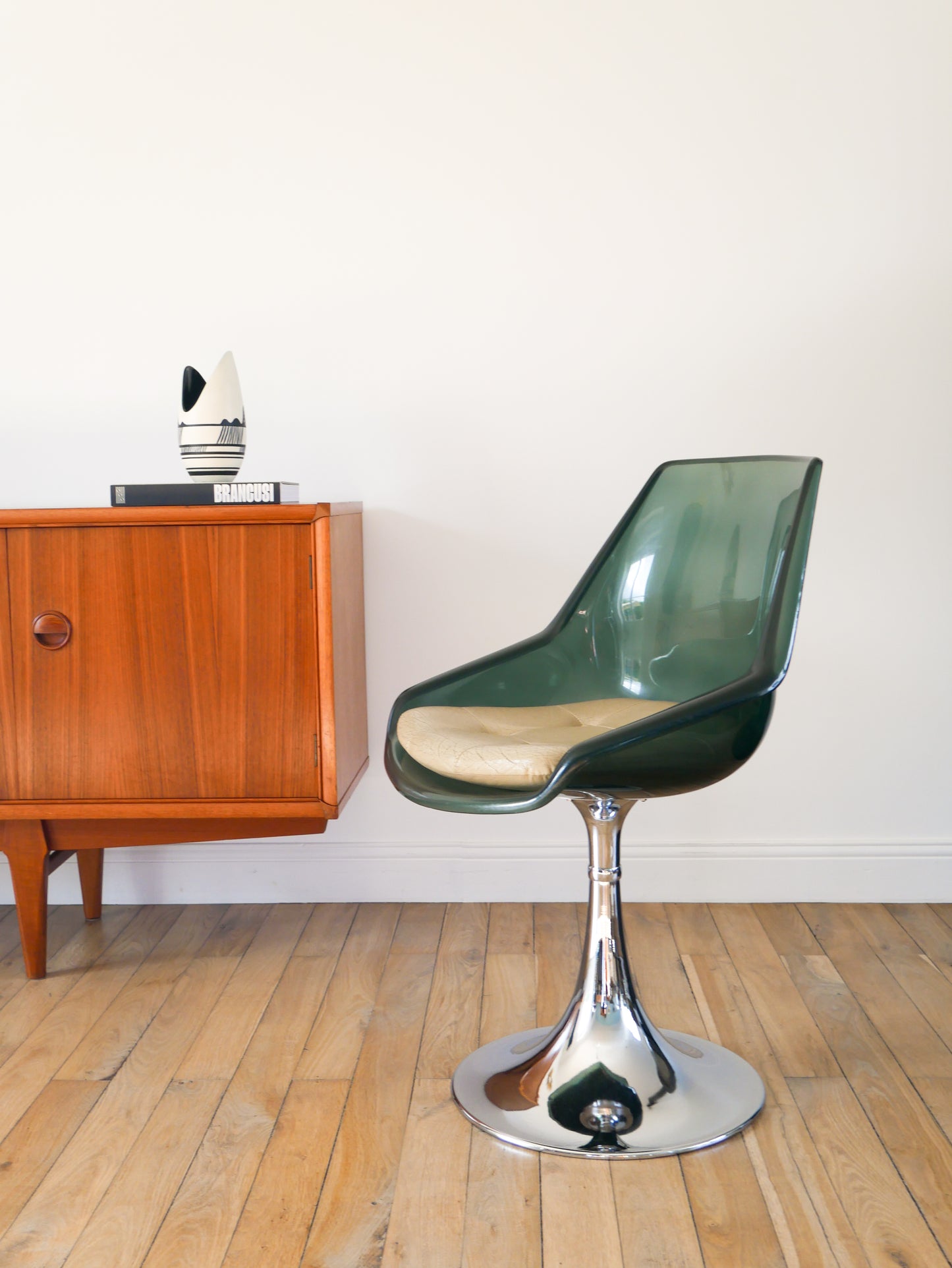 Chaise pivotante à pieds tulipe en chrome et plexi, Bleutée, galette en skaï Beige, Roche Bobois, 1970