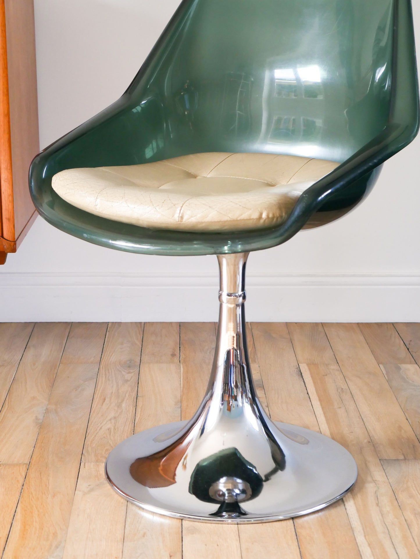 Chaise pivotante à pieds tulipe en chrome et plexi, Bleutée, galette en skaï Beige, Roche Bobois, 1970