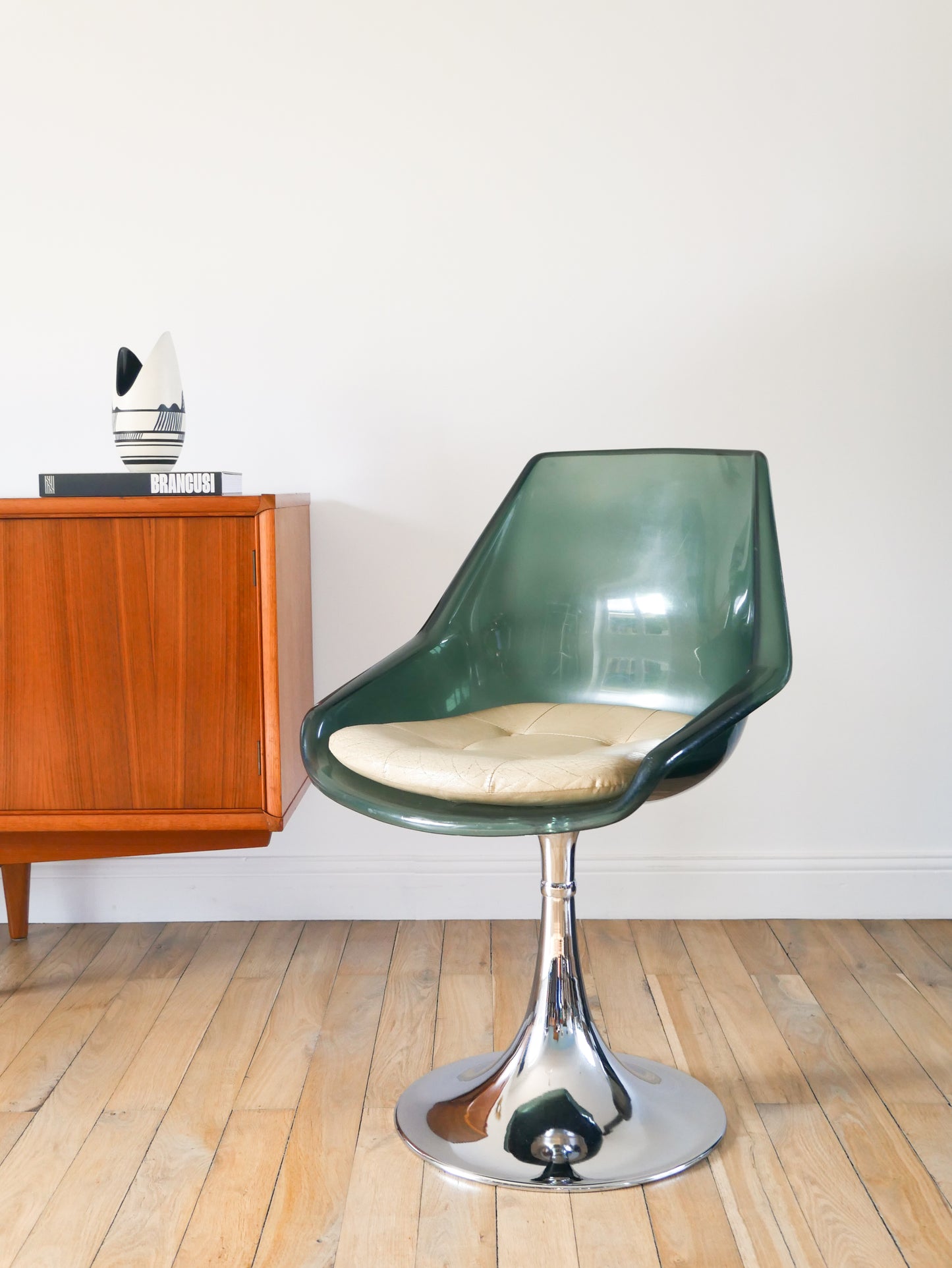 Chaise pivotante à pieds tulipe en chrome et plexi, Bleutée, galette en skaï Beige, Roche Bobois, 1970