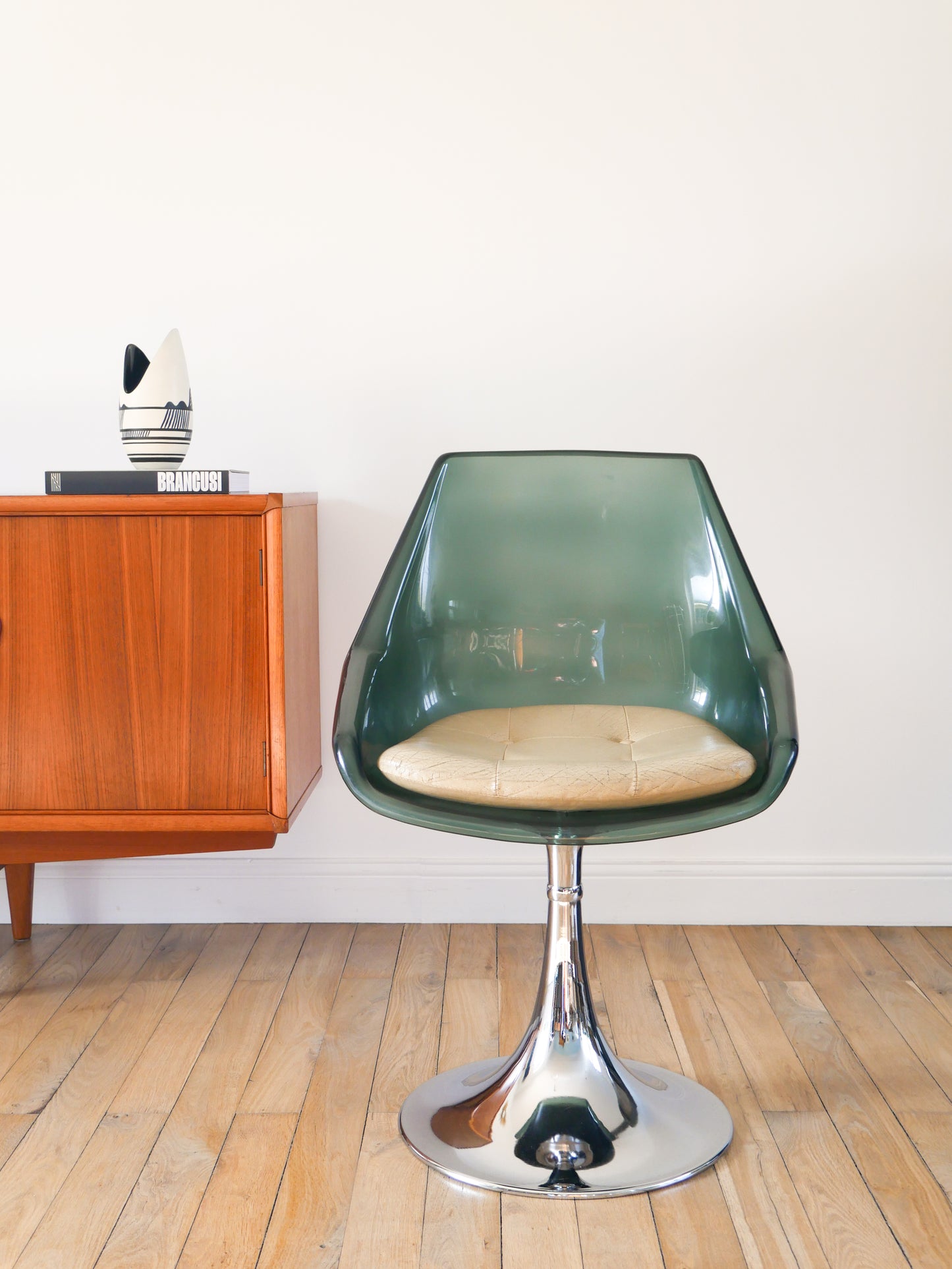 Chaise pivotante à pieds tulipe en chrome et plexi, Bleutée, galette en skaï Beige, Roche Bobois, 1970