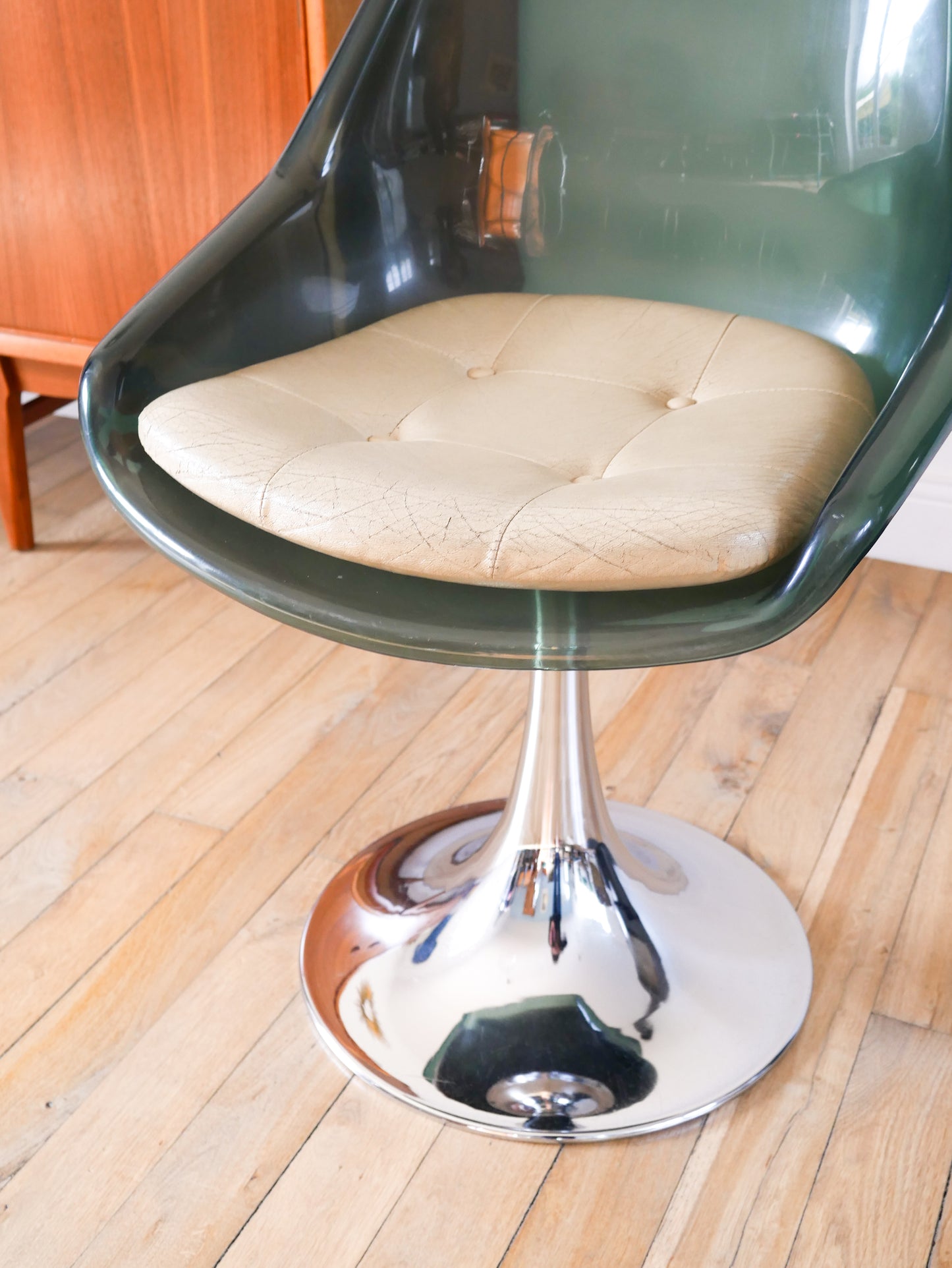 Chaise pivotante à pieds tulipe en chrome et plexi, Bleutée, galette en skaï Beige, Roche Bobois, 1970