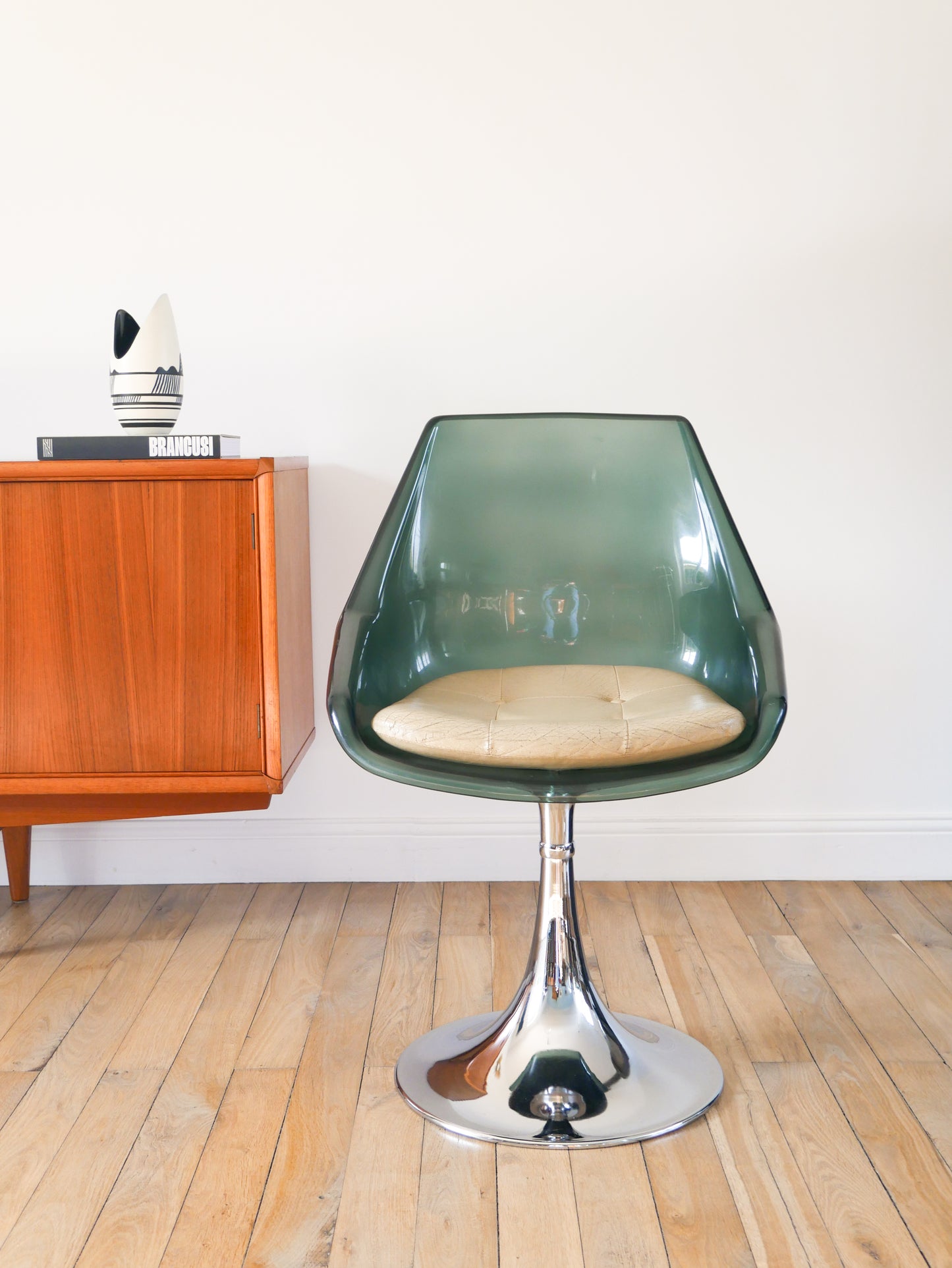 Chaise pivotante à pieds tulipe en chrome et plexi, Bleutée, galette en skaï Beige, Roche Bobois, 1970